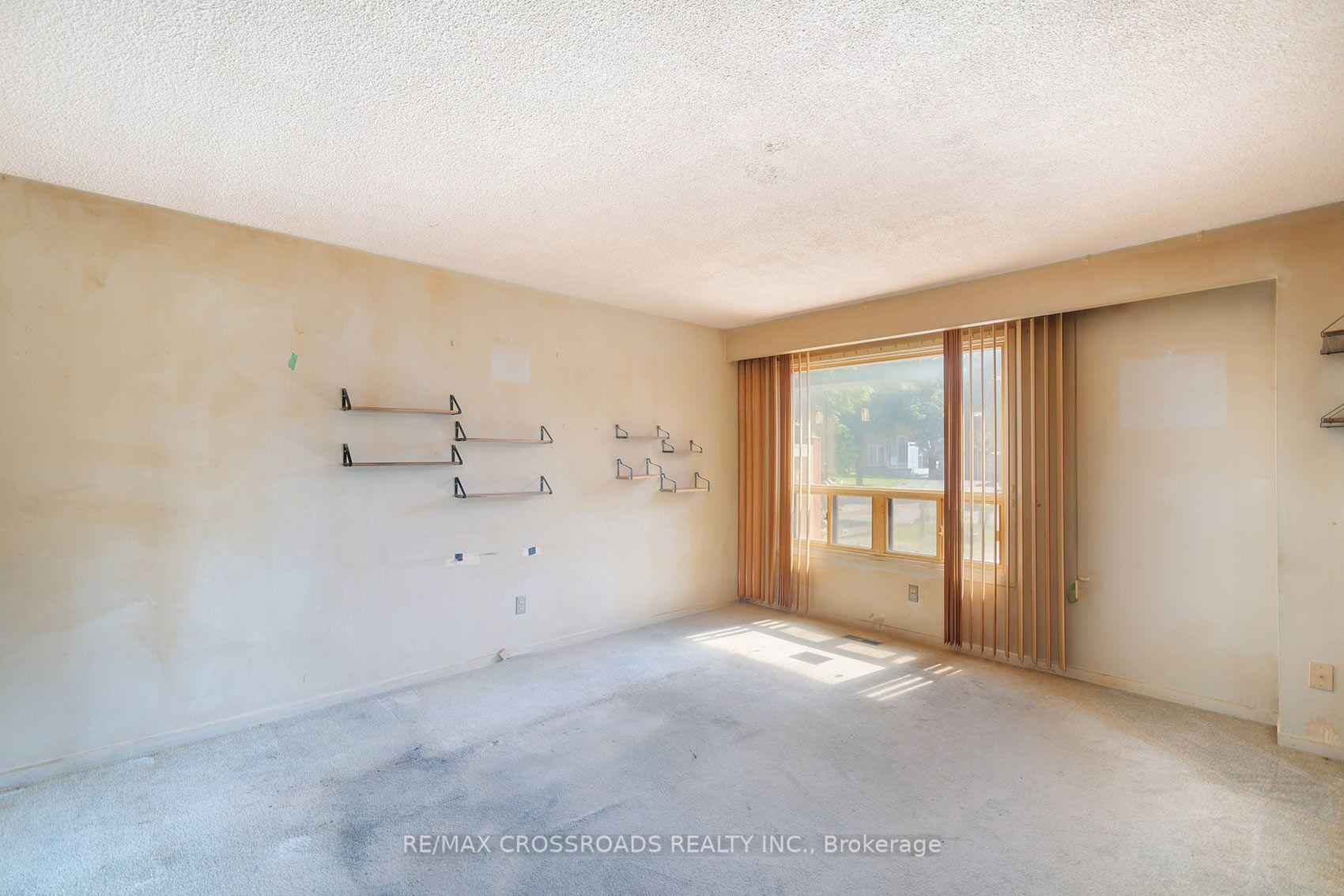 Photo 8 of 54 Omega Square, Brampton, Heart Lake East — HOMEH