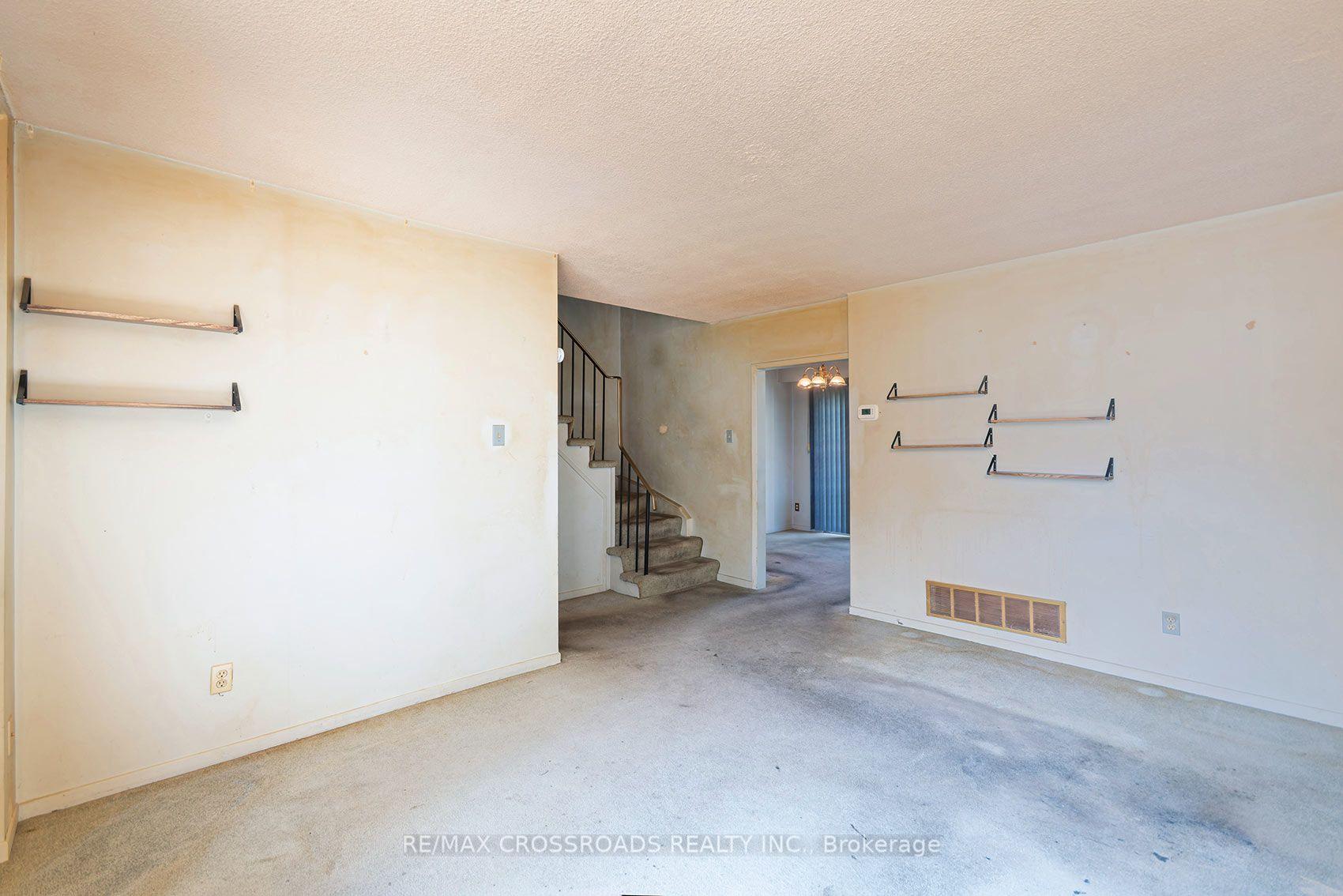 Photo 9 of 54 Omega Square, Brampton, Heart Lake East — HOMEH
