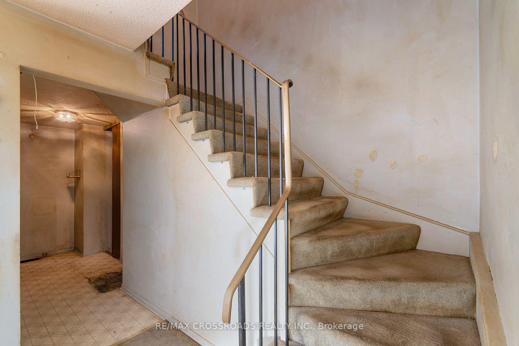 Photo 15 of 54 Omega Square, Brampton, Heart Lake East — HOMEH