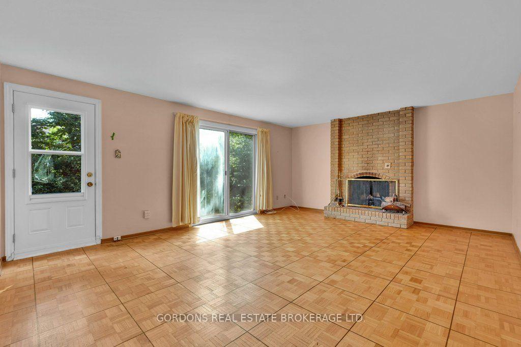 Photo 11 of 25 Eastpark Drive, Ottawa, Blackburn Hamlet — HOMEH