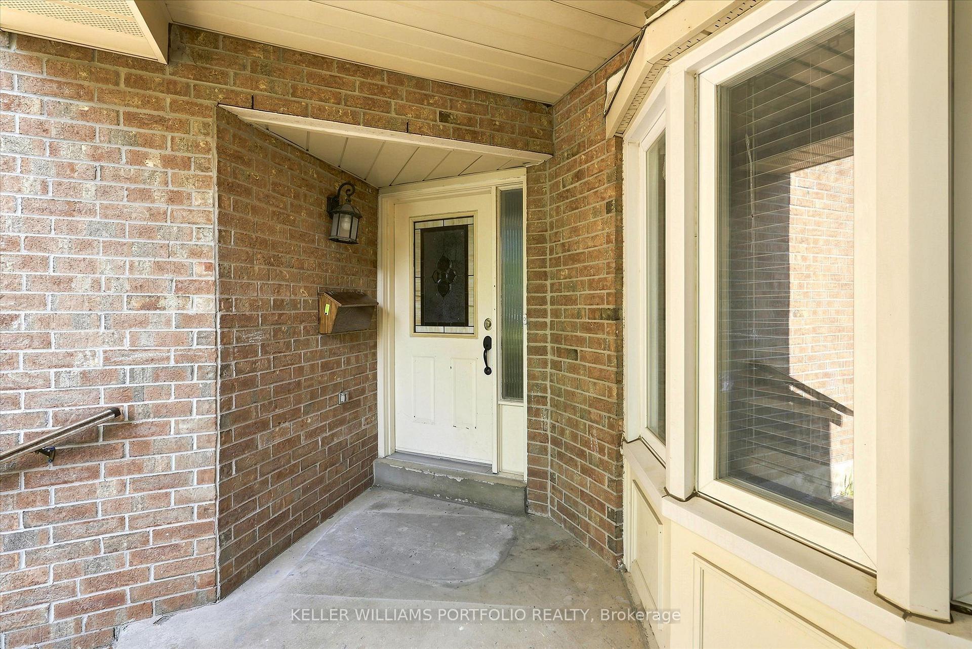 Photo 3 of 73 Jessica Gardens, Vaughan, Crestwood-Springfarm-Yorkhill — HOMEH