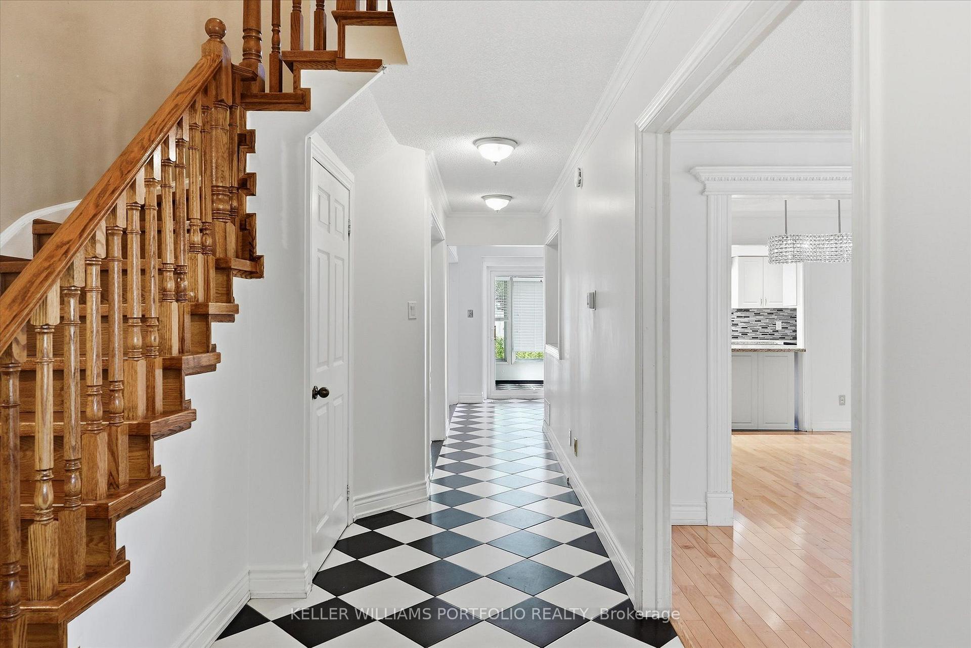Photo 4 of 73 Jessica Gardens, Vaughan, Crestwood-Springfarm-Yorkhill — HOMEH