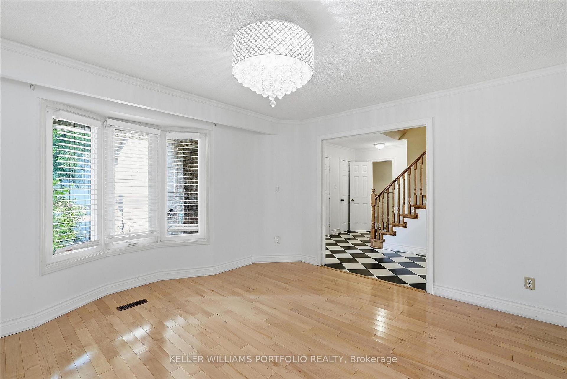 Photo 7 of 73 Jessica Gardens, Vaughan, Crestwood-Springfarm-Yorkhill — HOMEH
