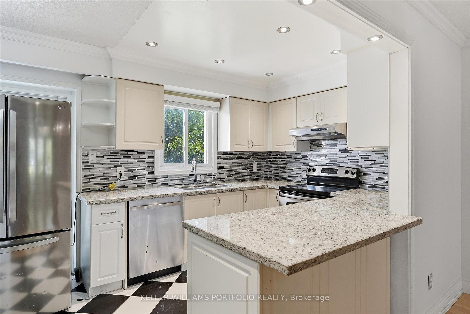 Photo 11 of 73 Jessica Gardens, Vaughan, Crestwood-Springfarm-Yorkhill — HOMEH