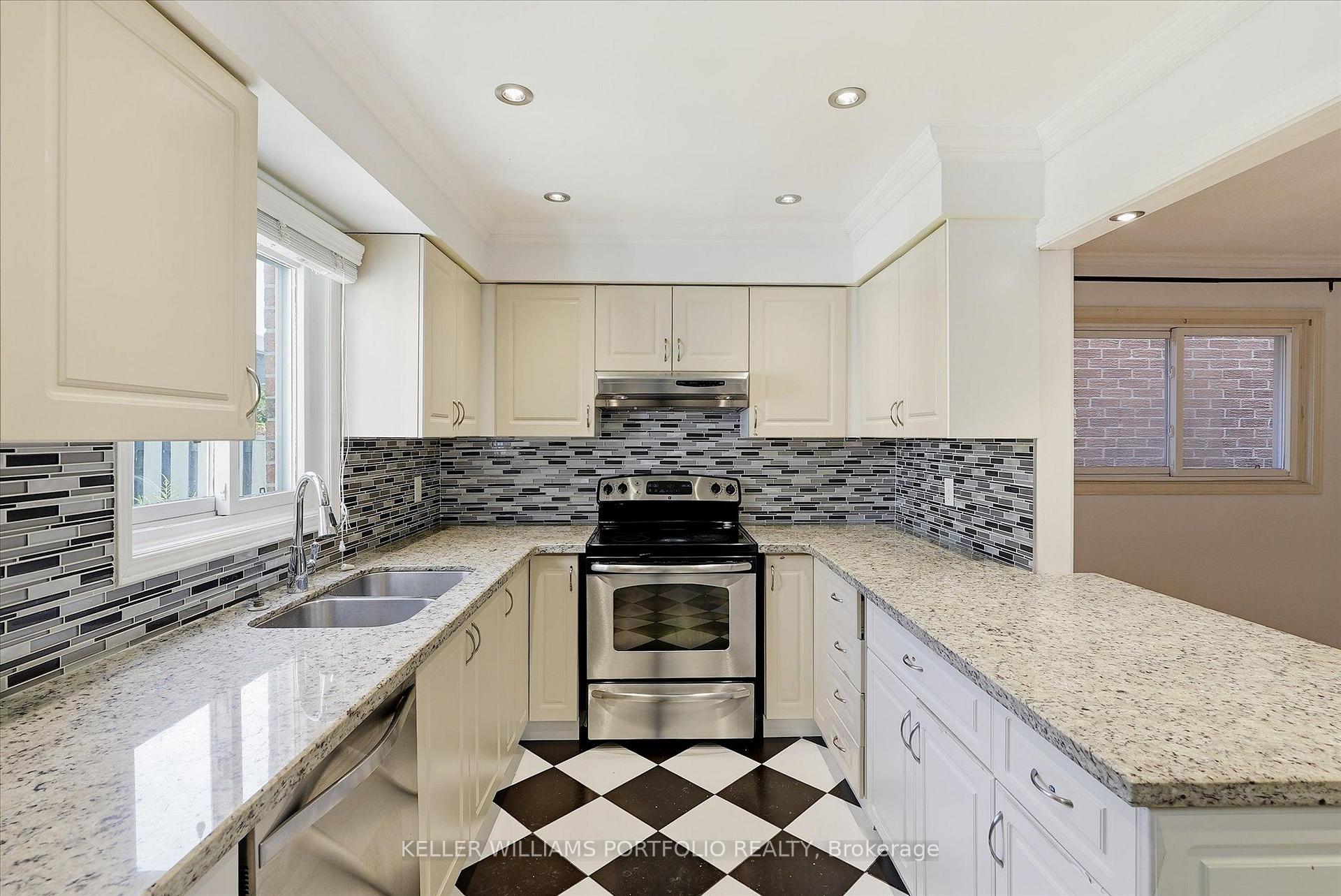 Photo 12 of 73 Jessica Gardens, Vaughan, Crestwood-Springfarm-Yorkhill — HOMEH