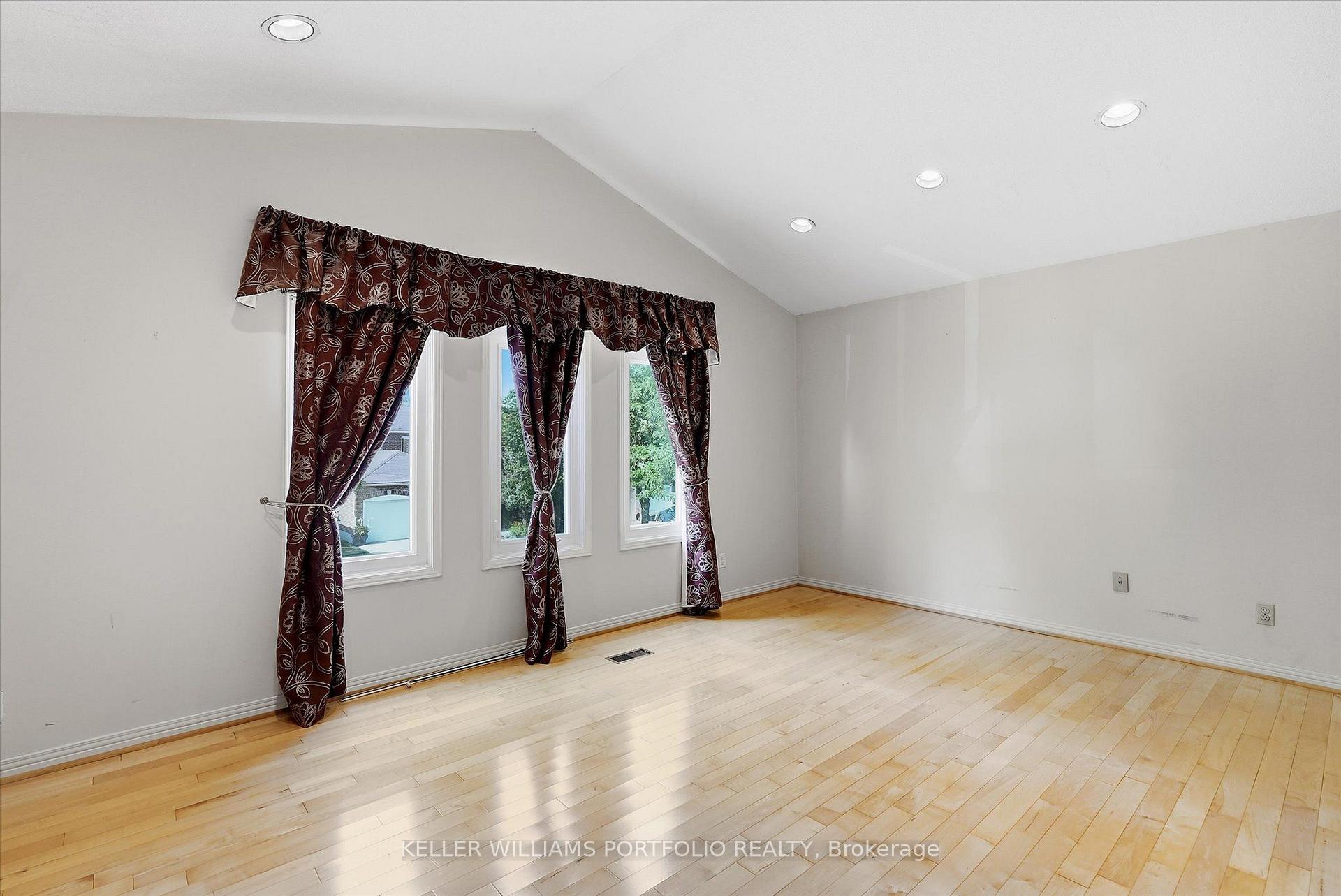 Photo 20 of 73 Jessica Gardens, Vaughan, Crestwood-Springfarm-Yorkhill — HOMEH