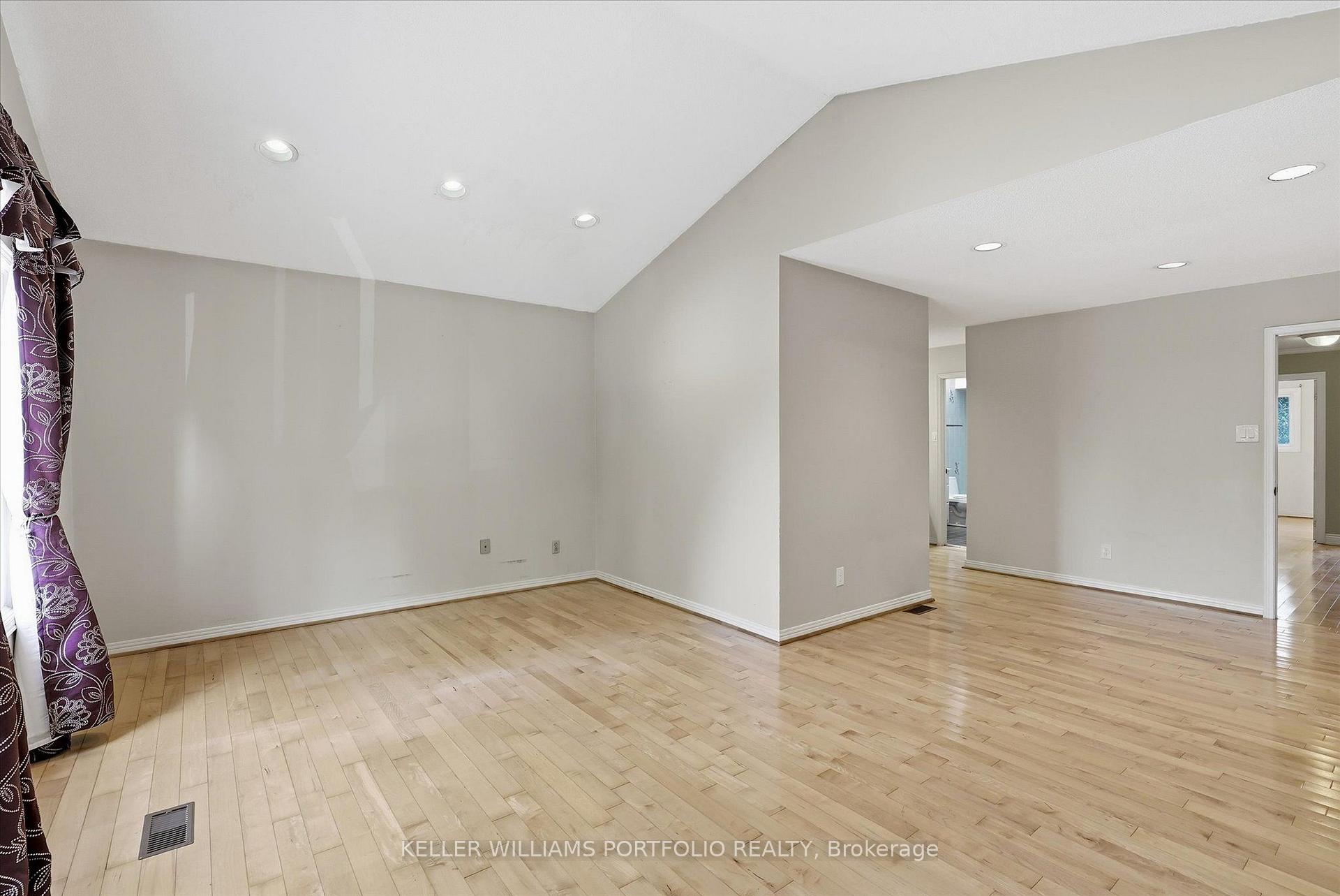 Photo 21 of 73 Jessica Gardens, Vaughan, Crestwood-Springfarm-Yorkhill — HOMEH