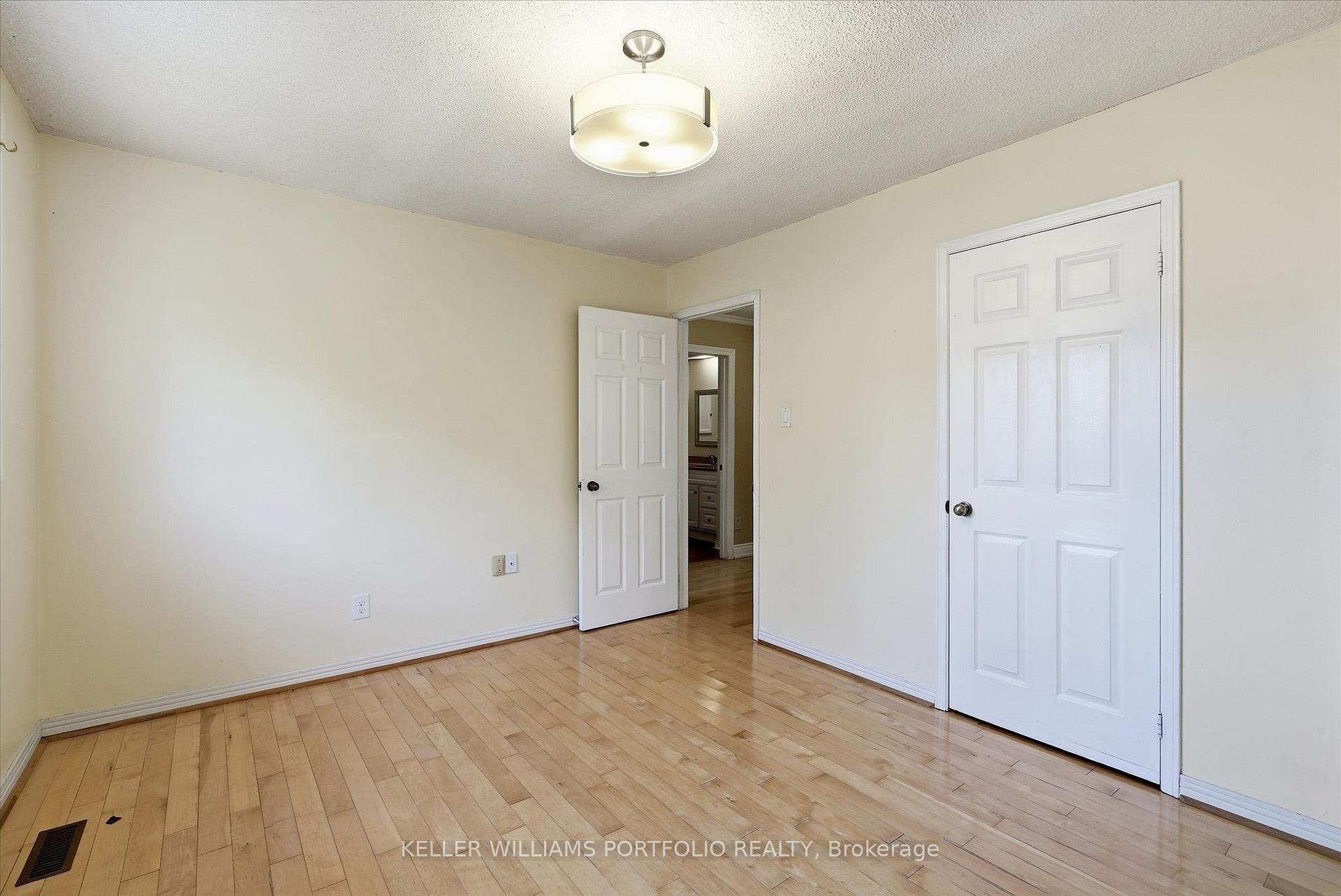 Photo 27 of 73 Jessica Gardens, Vaughan, Crestwood-Springfarm-Yorkhill — HOMEH