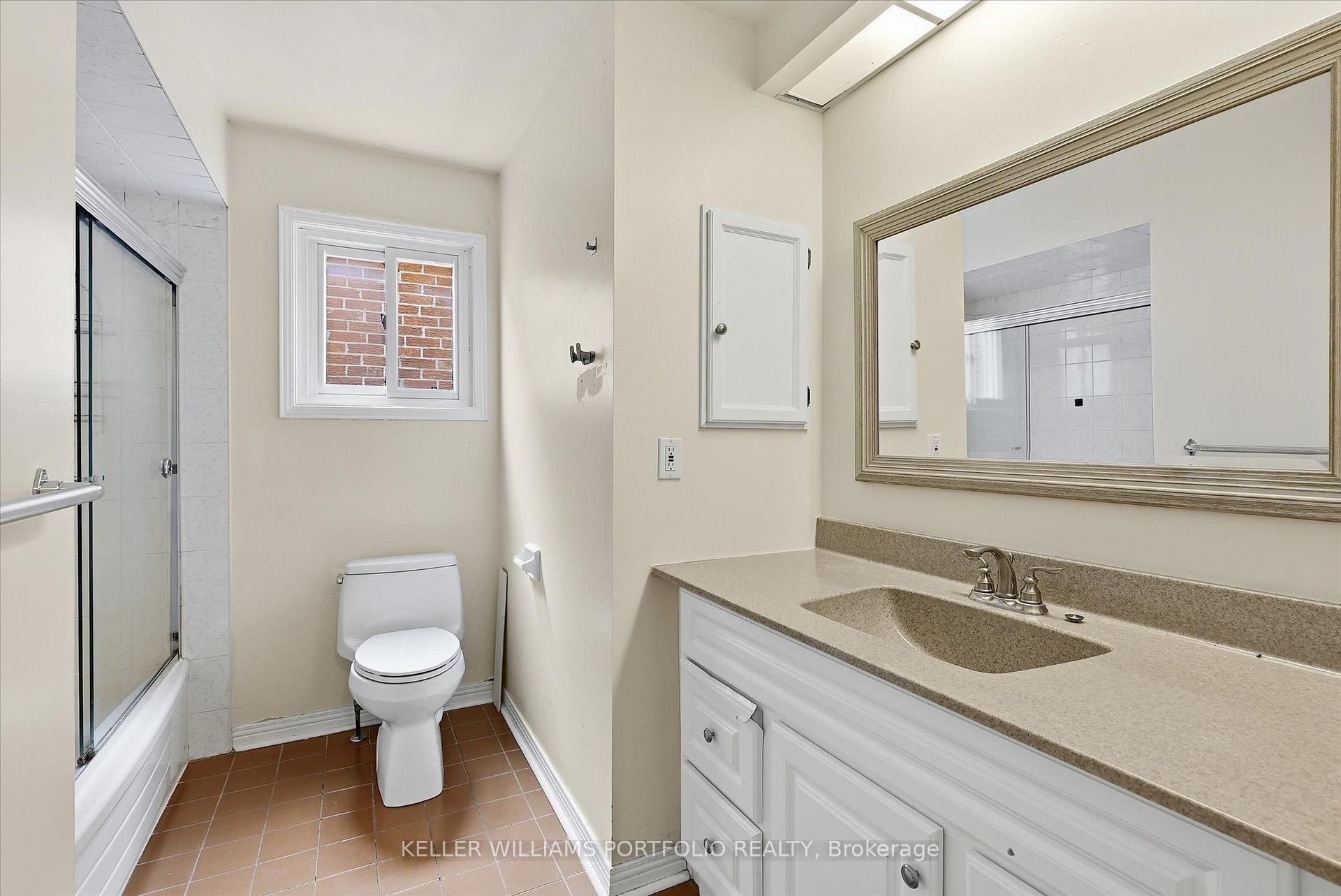 Photo 34 of 73 Jessica Gardens, Vaughan, Crestwood-Springfarm-Yorkhill — HOMEH