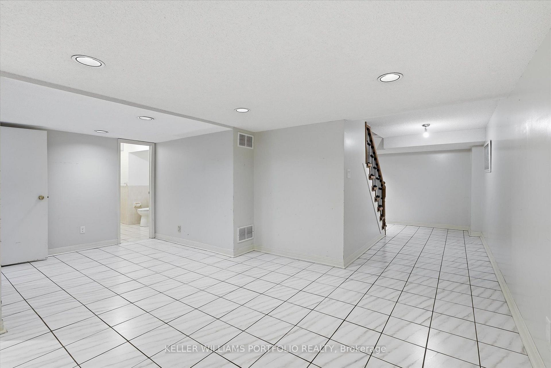 Photo 37 of 73 Jessica Gardens, Vaughan, Crestwood-Springfarm-Yorkhill — HOMEH