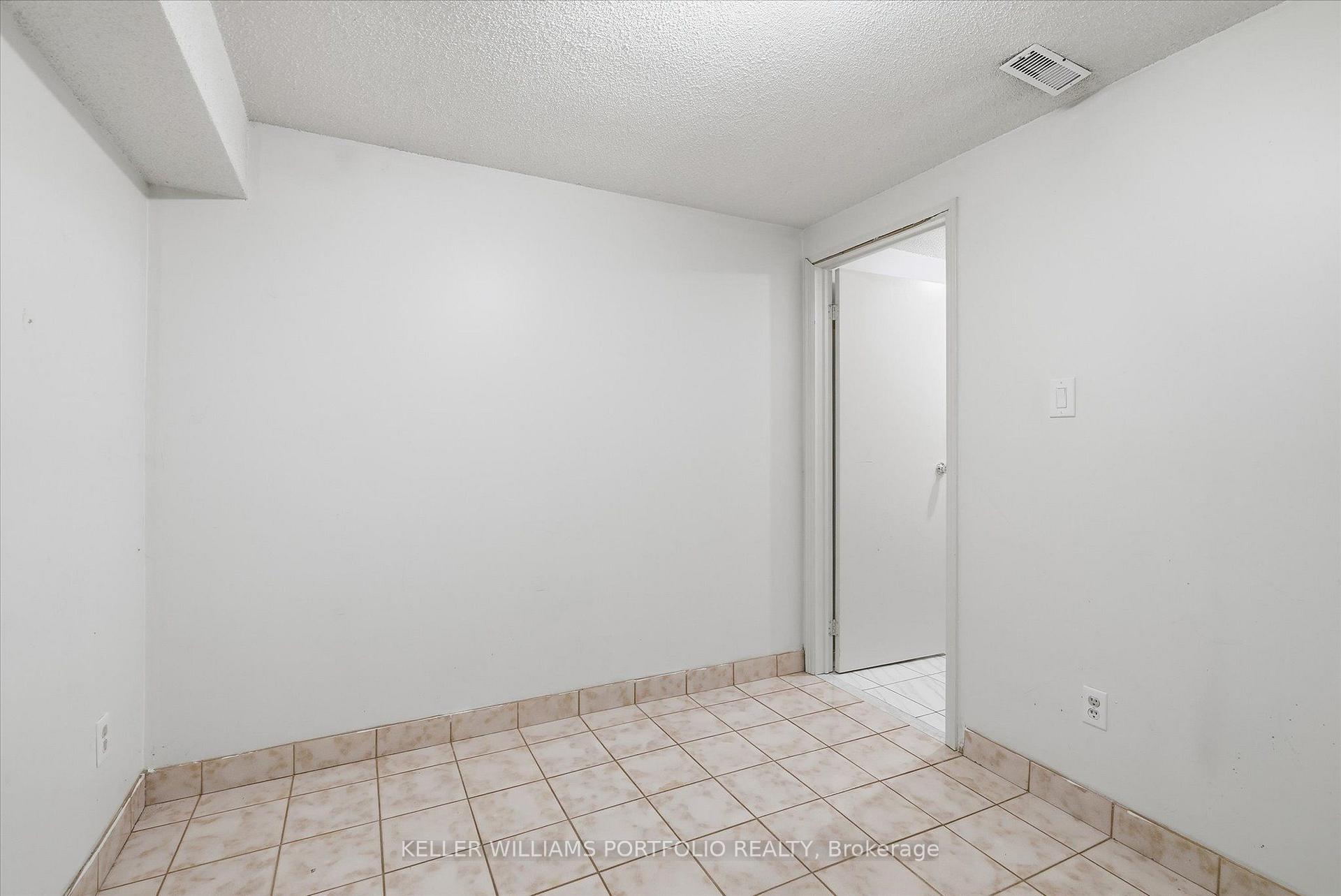 Photo 43 of 73 Jessica Gardens, Vaughan, Crestwood-Springfarm-Yorkhill — HOMEH