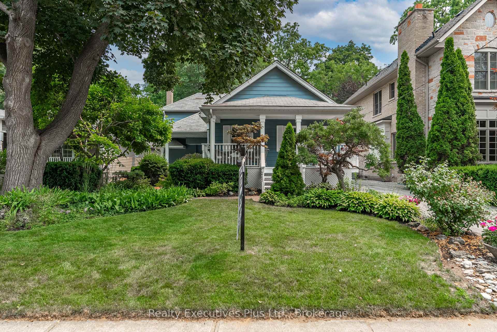 Photo 2 of 322 Pine Avenue, Oakville, Old Oakville — HOMEH