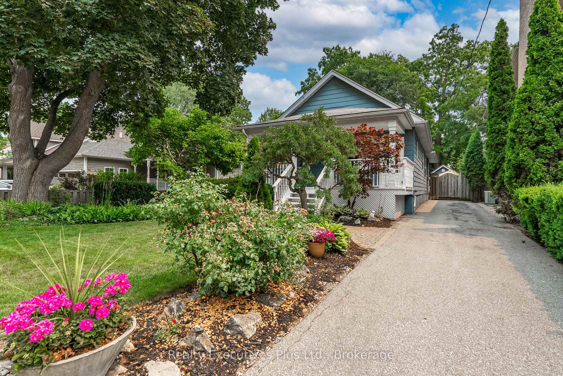 Photo 3 of 322 Pine Avenue, Oakville, Old Oakville — HOMEH