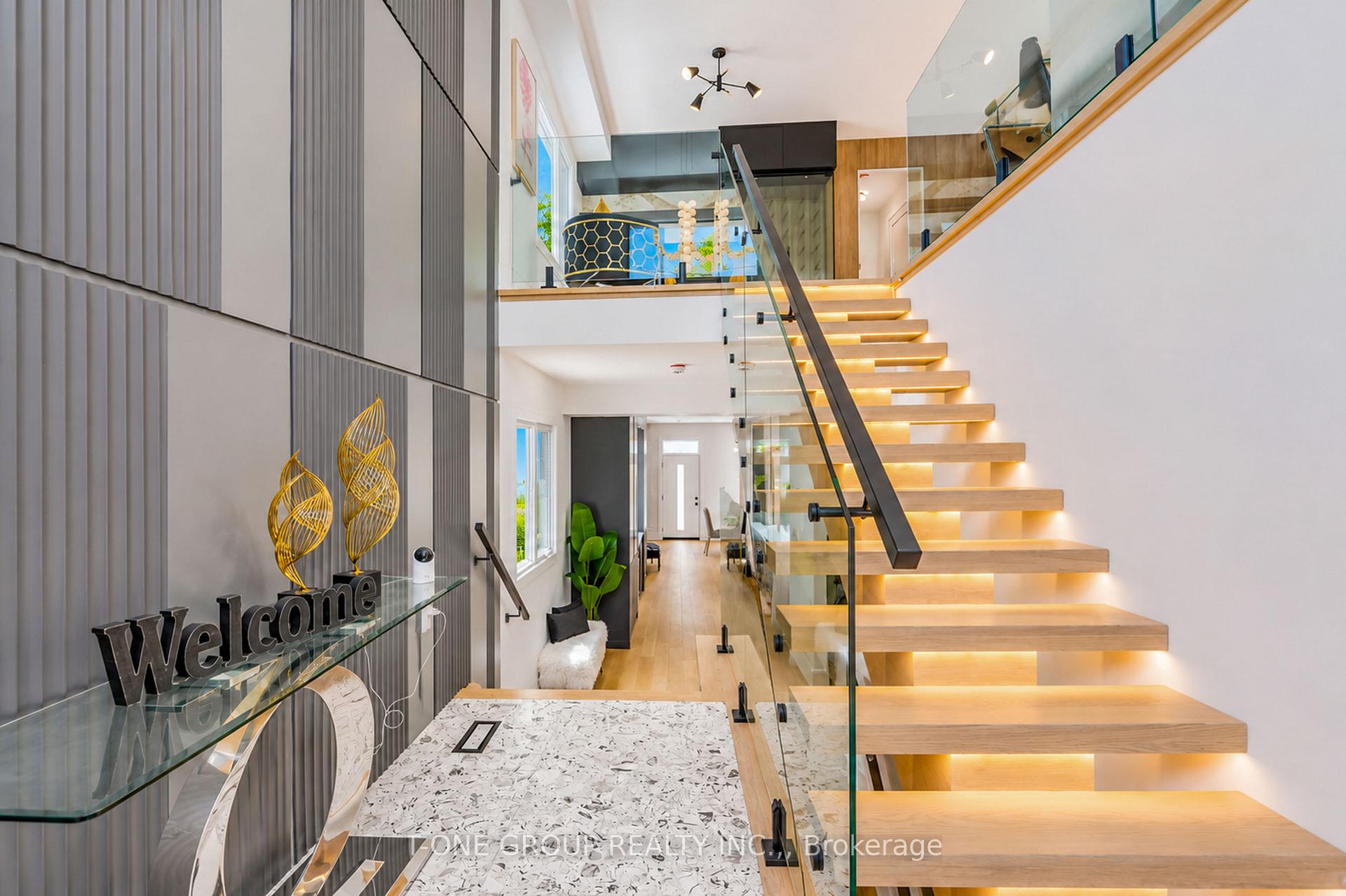 Photo 3 of 570 Main Street, Toronto, Woodbine-Lumsden — HOMEH