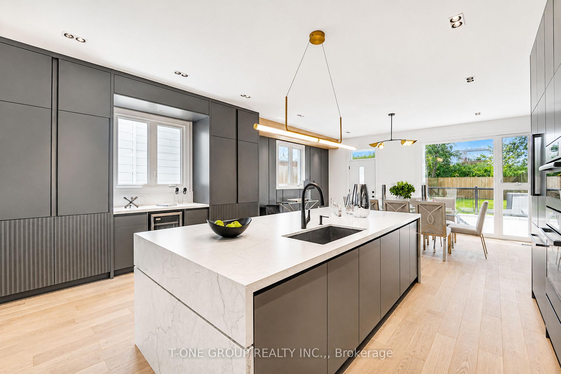 Photo 8 of 570 Main Street, Toronto, Woodbine-Lumsden — HOMEH