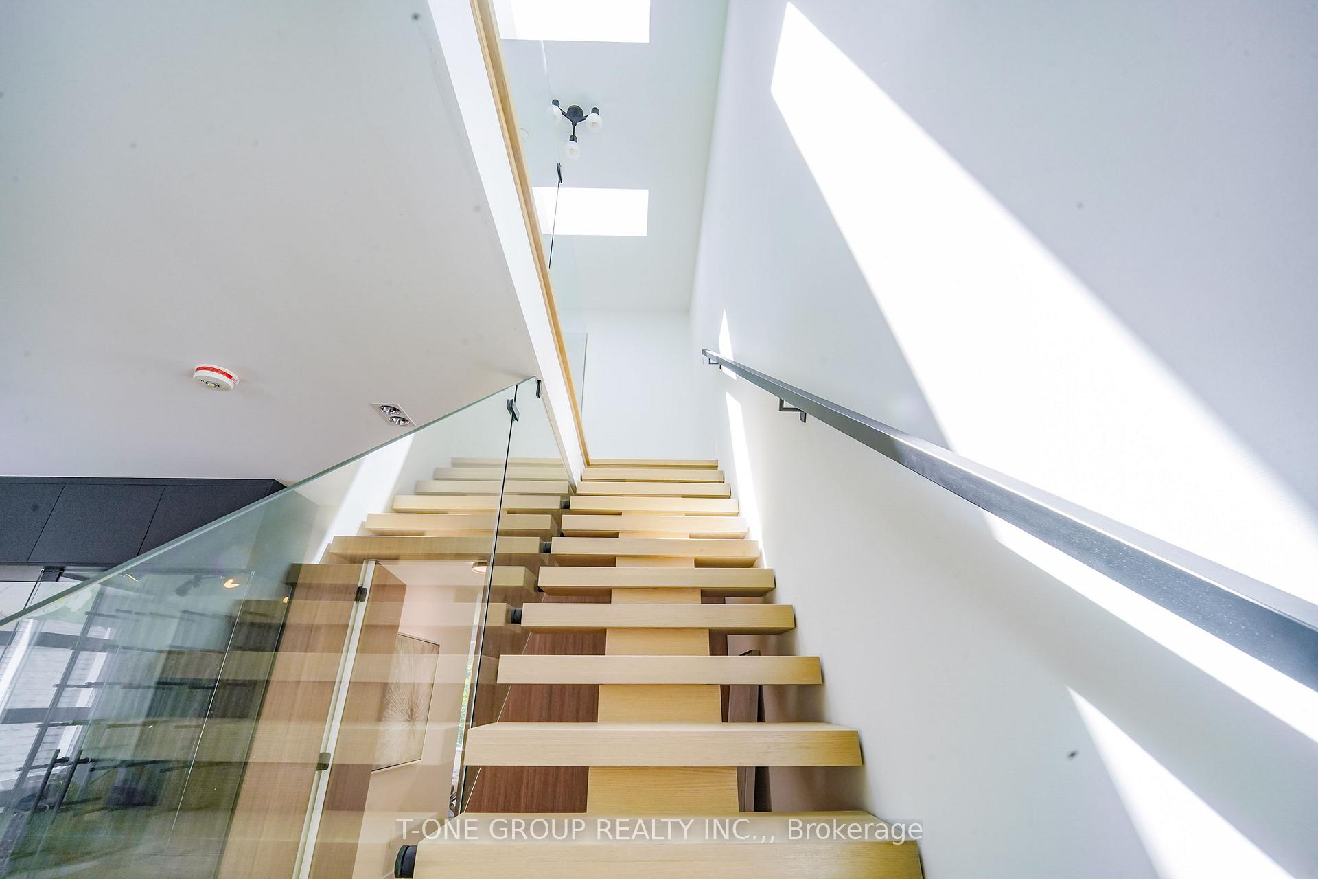 Photo 25 of 570 Main Street, Toronto, Woodbine-Lumsden — HOMEH