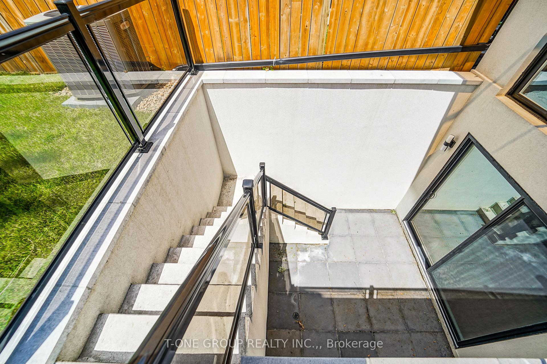 Photo 43 of 570 Main Street, Toronto, Woodbine-Lumsden — HOMEH