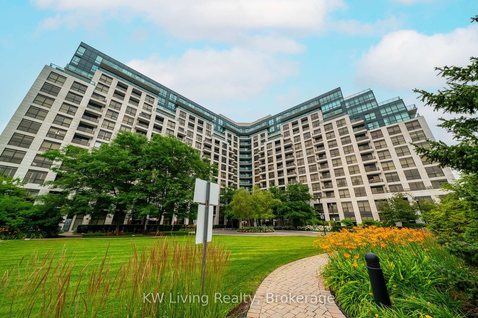 Photo 5 of Unit 905, 18 Harding Boulevard, Richmond Hill, Harding — HOMEH