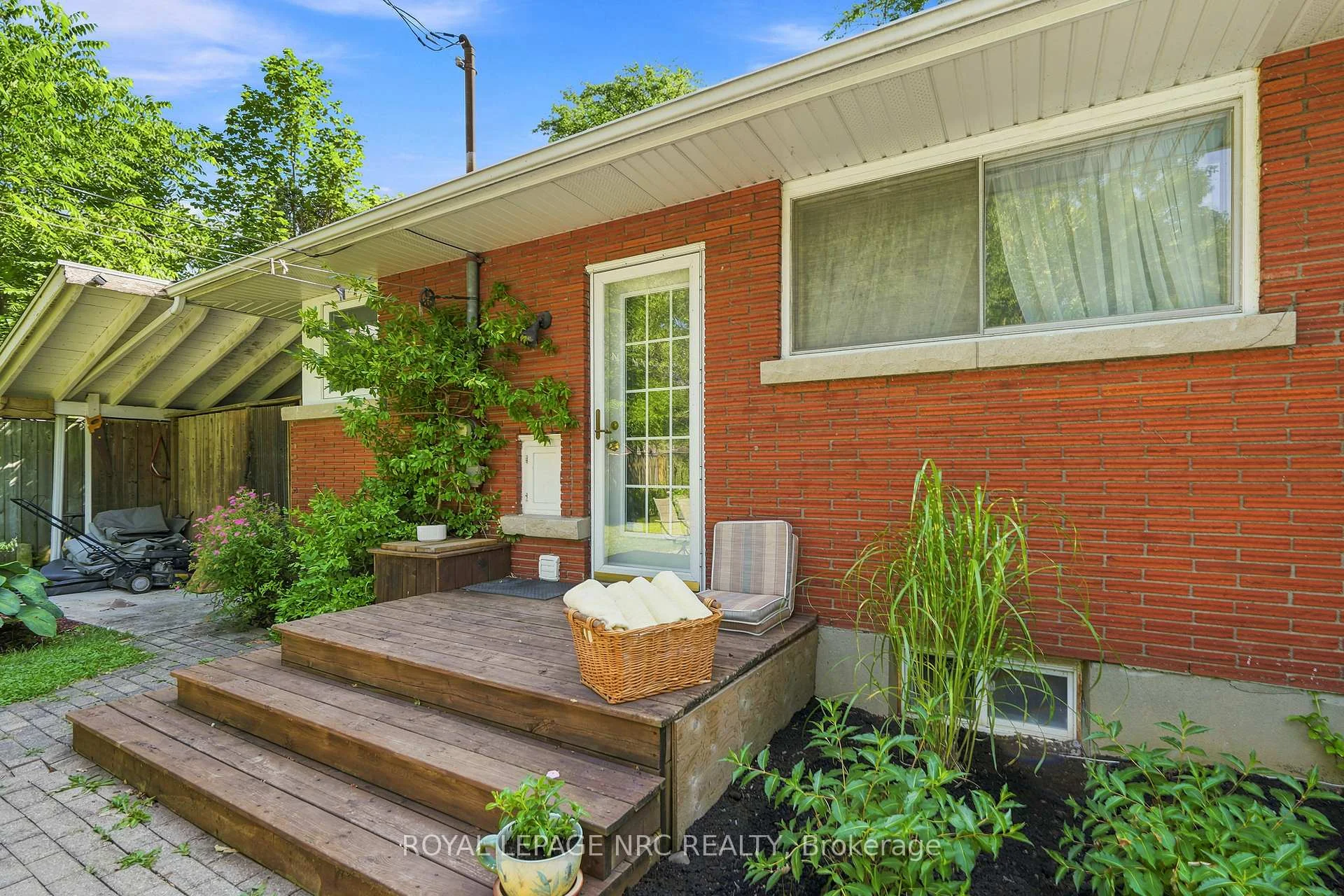 Photo 3 of 102 Masterson Drive, St. Catharines, Glendale/Glenridge — HOMEH