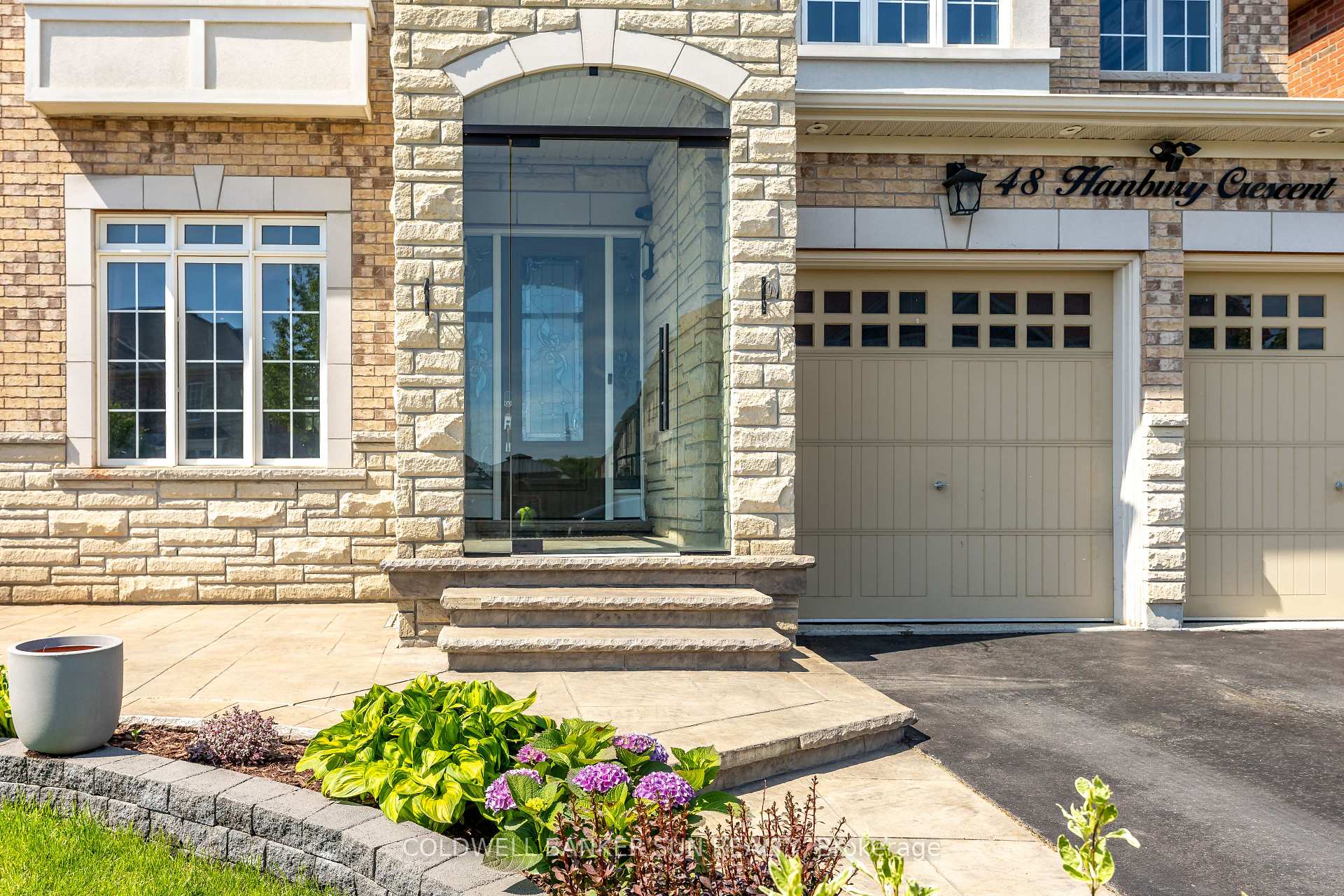 Photo 3 of 48 Hanbury Crescent, Brampton, Credit Valley — HOMEH