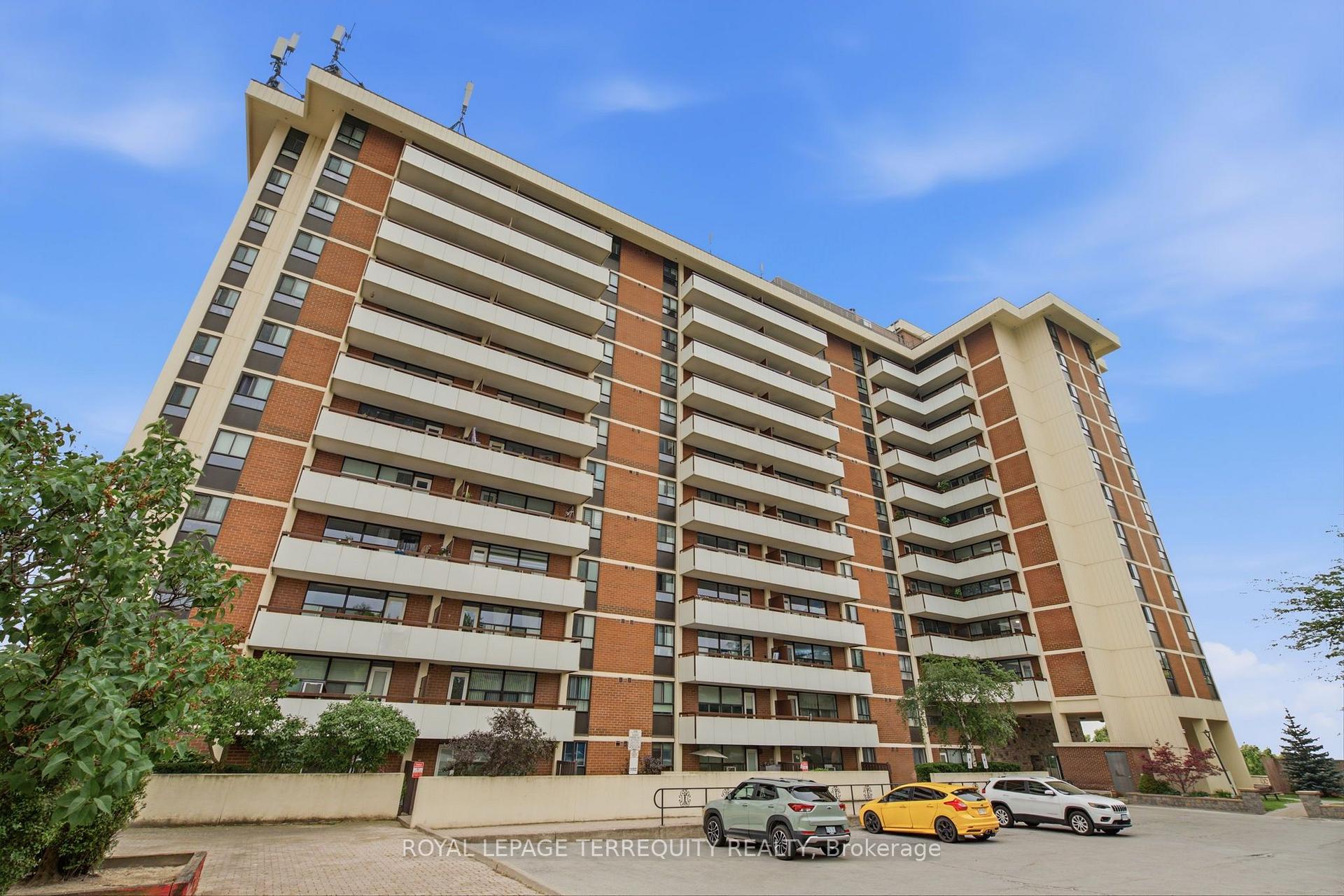 Front of Unit 808, 541 Blackthorn Avenue