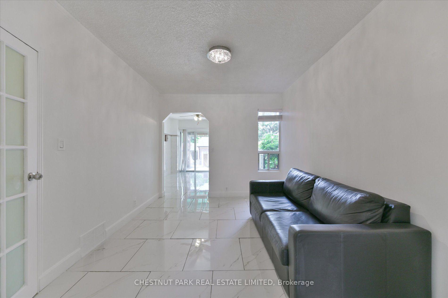 Photo 5 of Unit Main & Bsmt, 13 Silver Avenue, Toronto, Roncesvalles — HOMEH