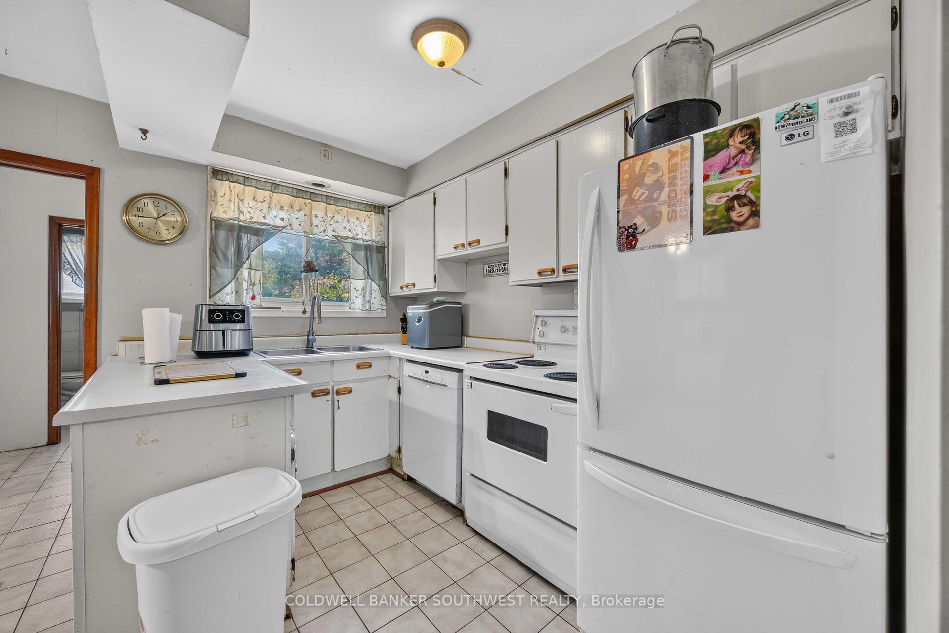Photo 9 of 1091 Indian Road N, Sarnia — HOMEH