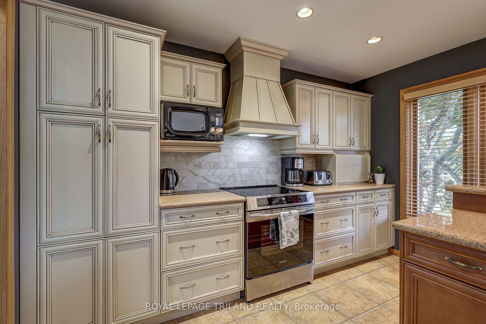 Photo 14 of 4588 Colonel Talbot Road, London, South V — HOMEH