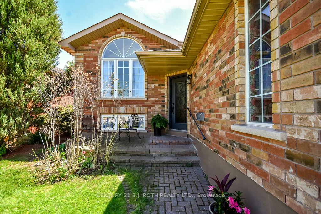Photo 2 of 53 Forest Dale Drive, Barrie, Little Lake — HOMEH