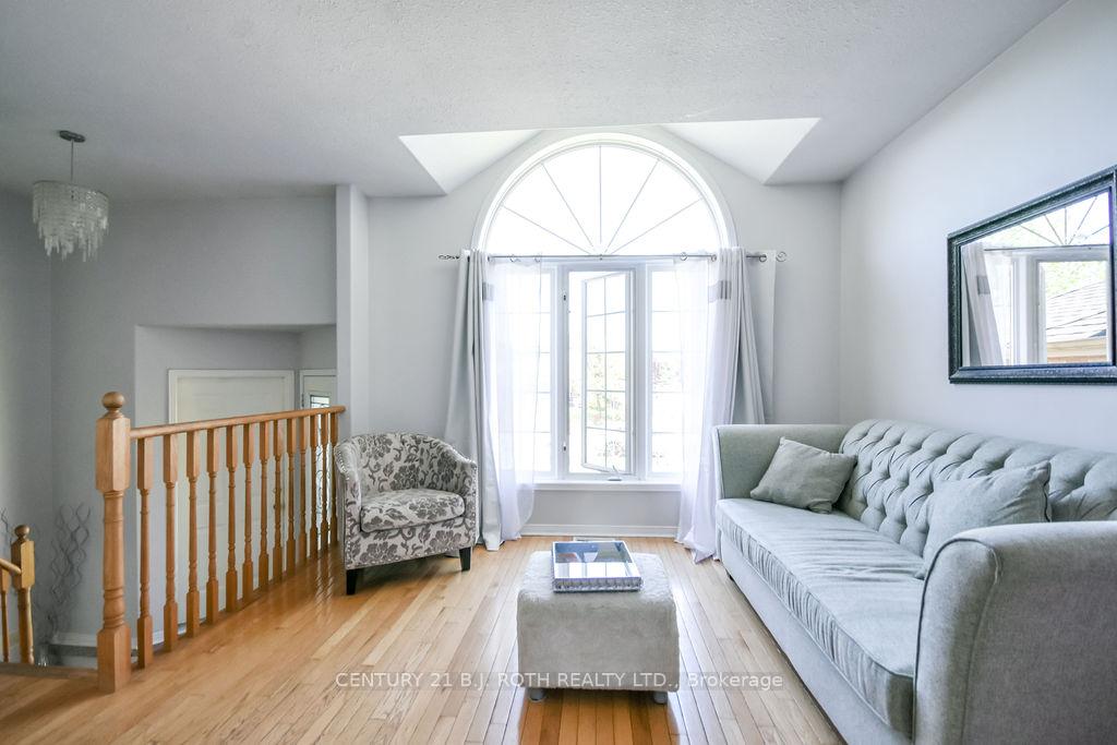 Photo 4 of 53 Forest Dale Drive, Barrie, Little Lake — HOMEH