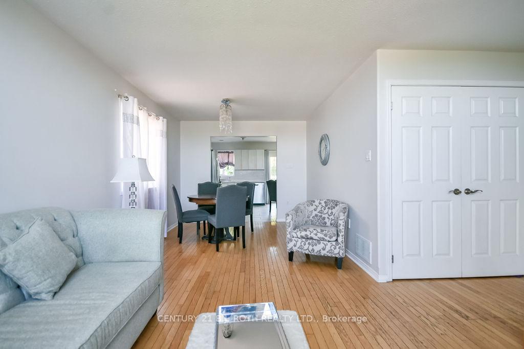 Photo 5 of 53 Forest Dale Drive, Barrie, Little Lake — HOMEH