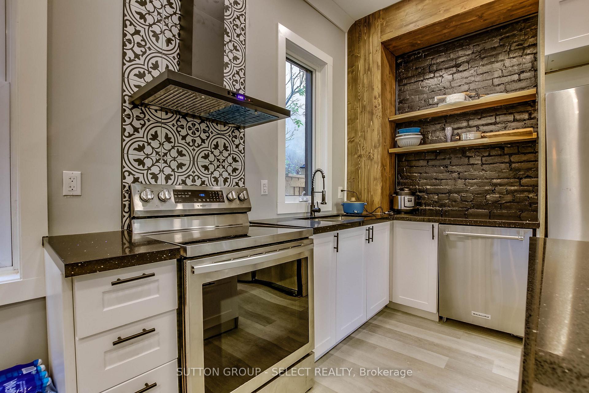 Photo 9 of 71 Briscoe Street E, London, South F — HOMEH