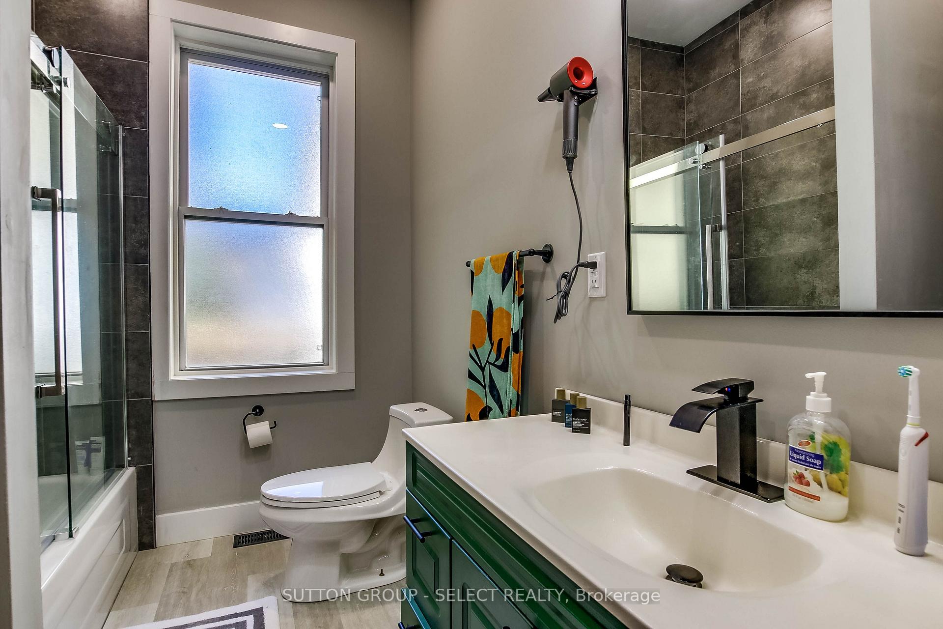 Photo 12 of 71 Briscoe Street E, London, South F — HOMEH