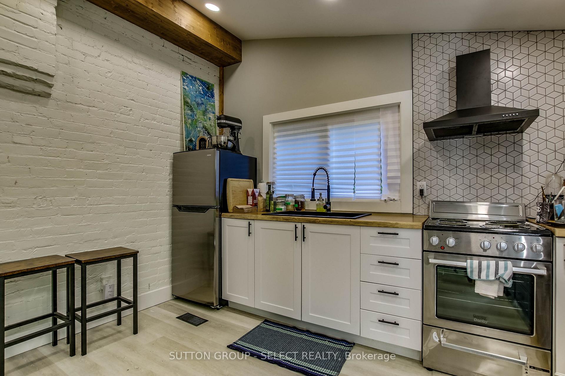 Photo 19 of 71 Briscoe Street E, London, South F — HOMEH