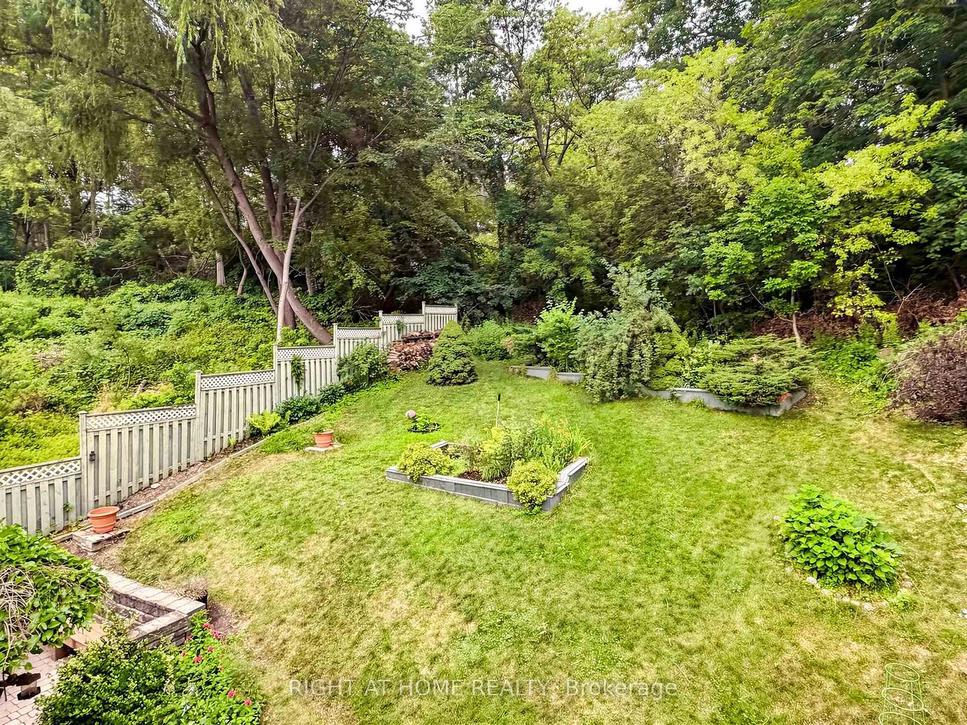 Photo 4 of 67 Bonnyview Drive, Etobicoke, Stonegate-Queensway — HOMEH