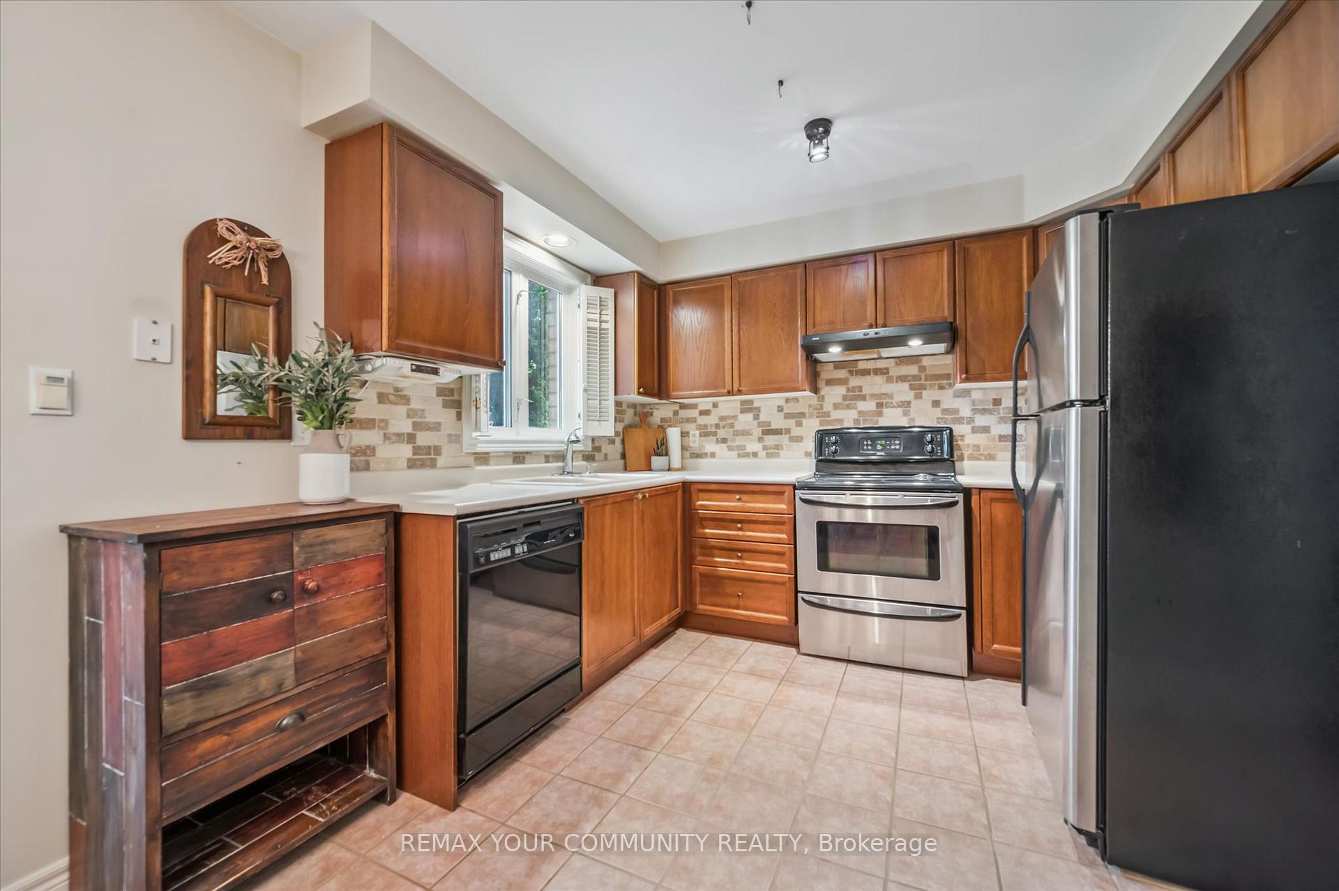 Photo 10 of 428 Union Street W, Centre Wellington, Fergus — HOMEH
