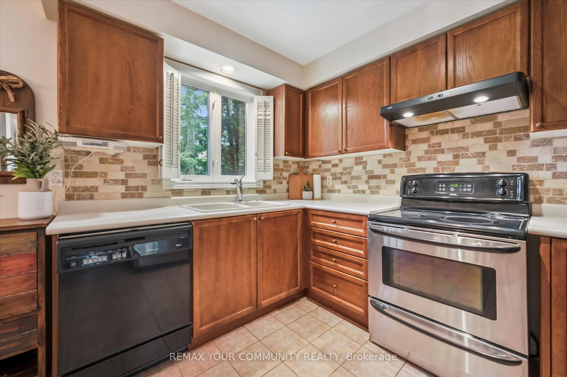 Photo 12 of 428 Union Street W, Centre Wellington, Fergus — HOMEH