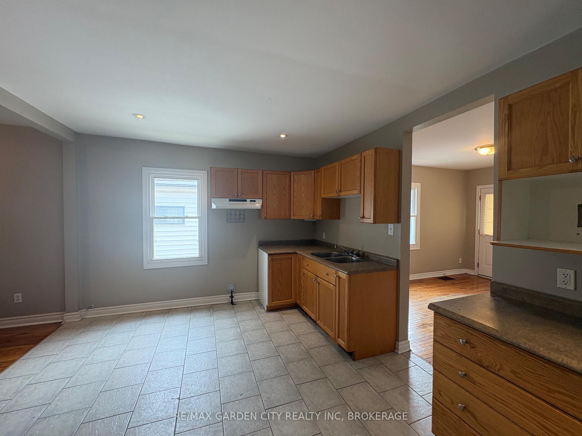 Photo 4 of 200 Lincoln Street, Welland, Lincoln/Crowland — HOMEH