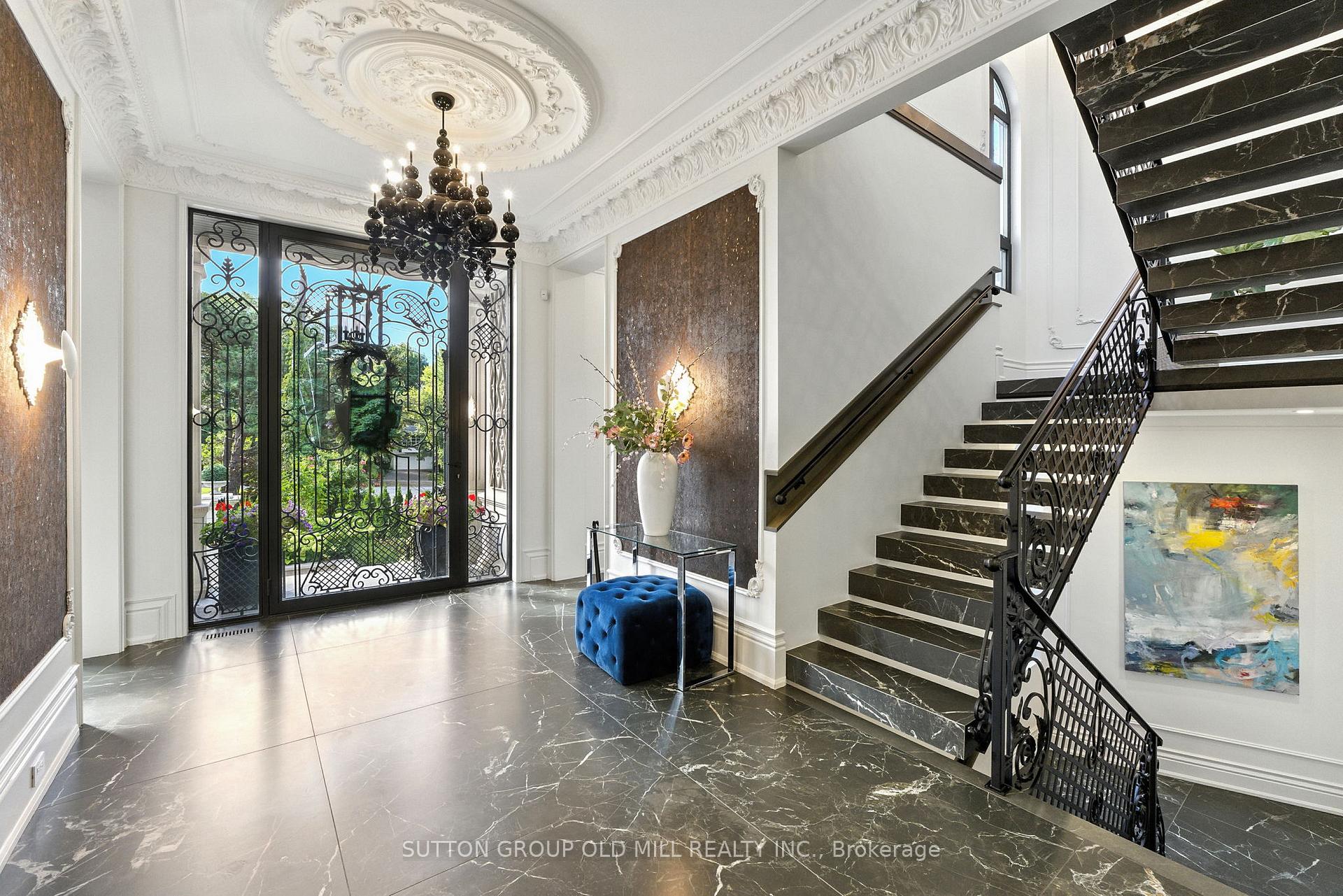 Photo 4 of 10 Hillavon Drive, Etobicoke, Princess-Rosethorn — HOMEH