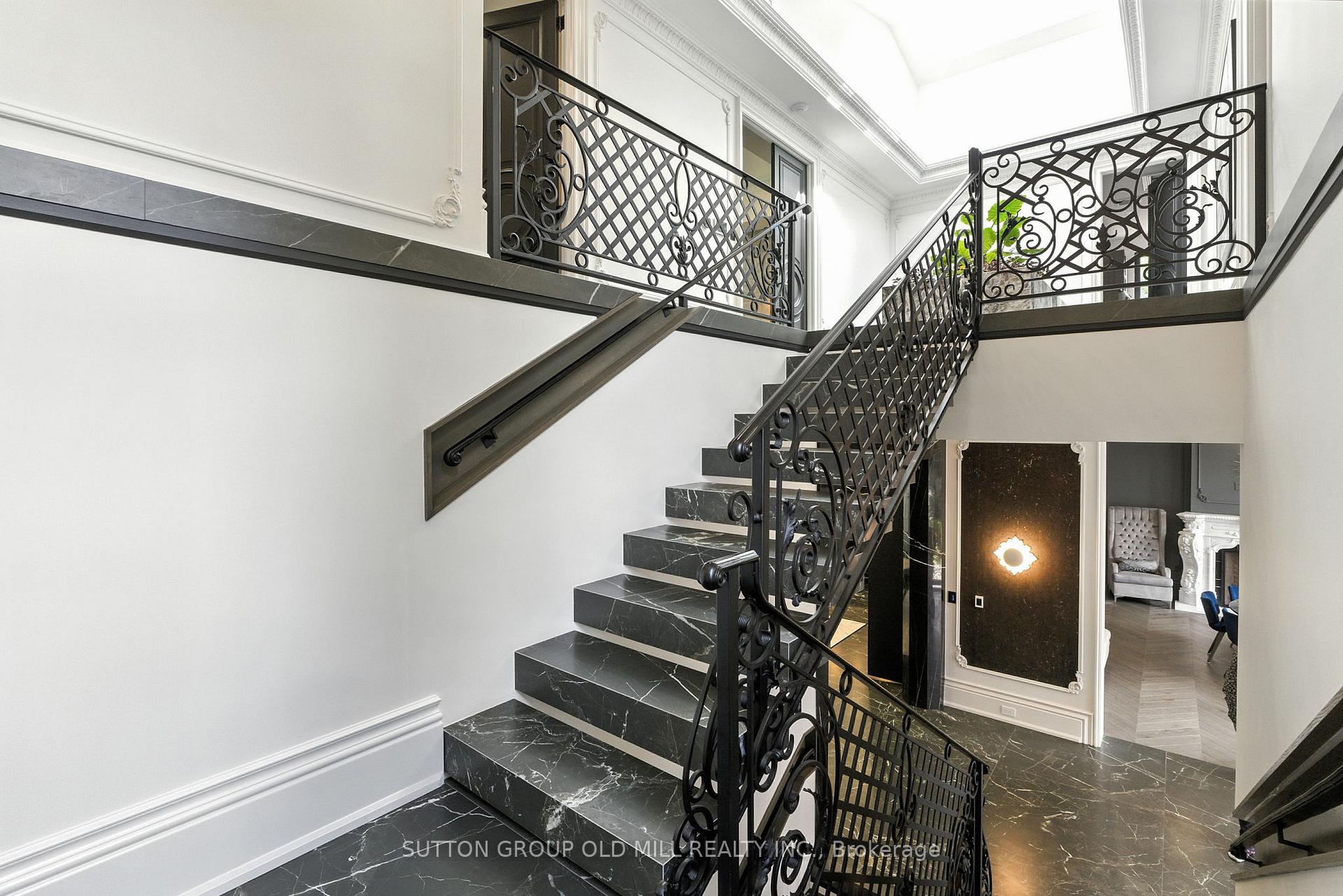 Photo 30 of 10 Hillavon Drive, Etobicoke, Princess-Rosethorn — HOMEH