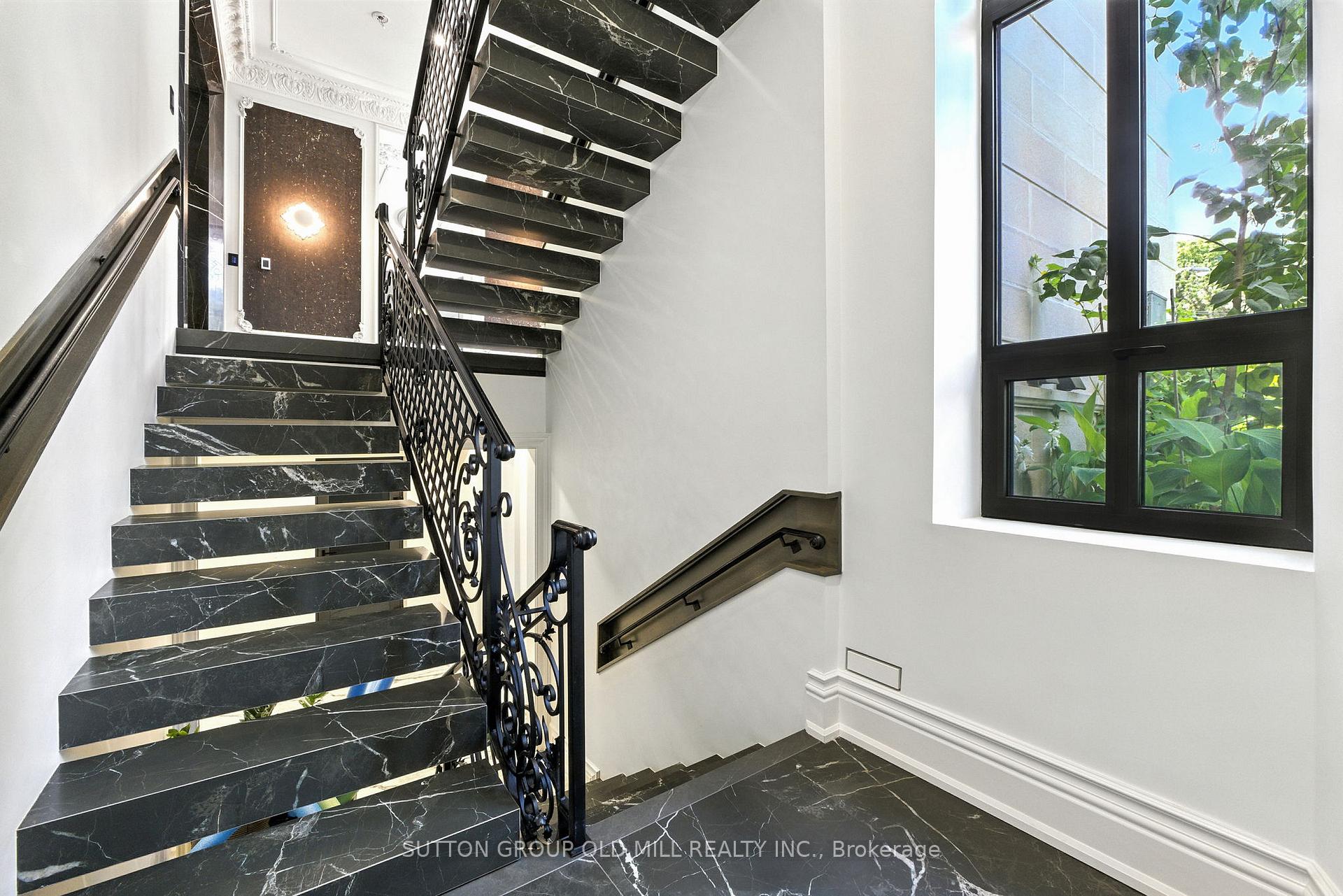 Photo 56 of 10 Hillavon Drive, Etobicoke, Princess-Rosethorn — HOMEH
