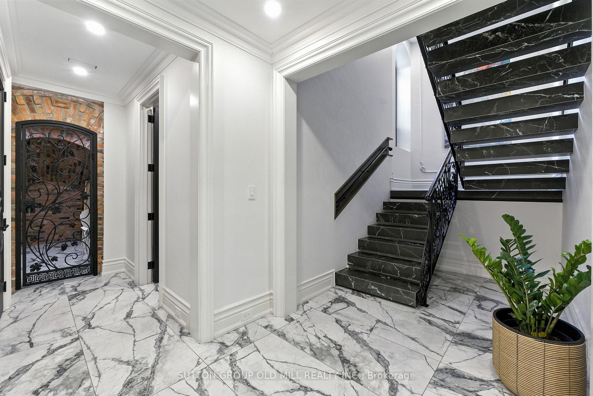 Photo 57 of 10 Hillavon Drive, Etobicoke, Princess-Rosethorn — HOMEH