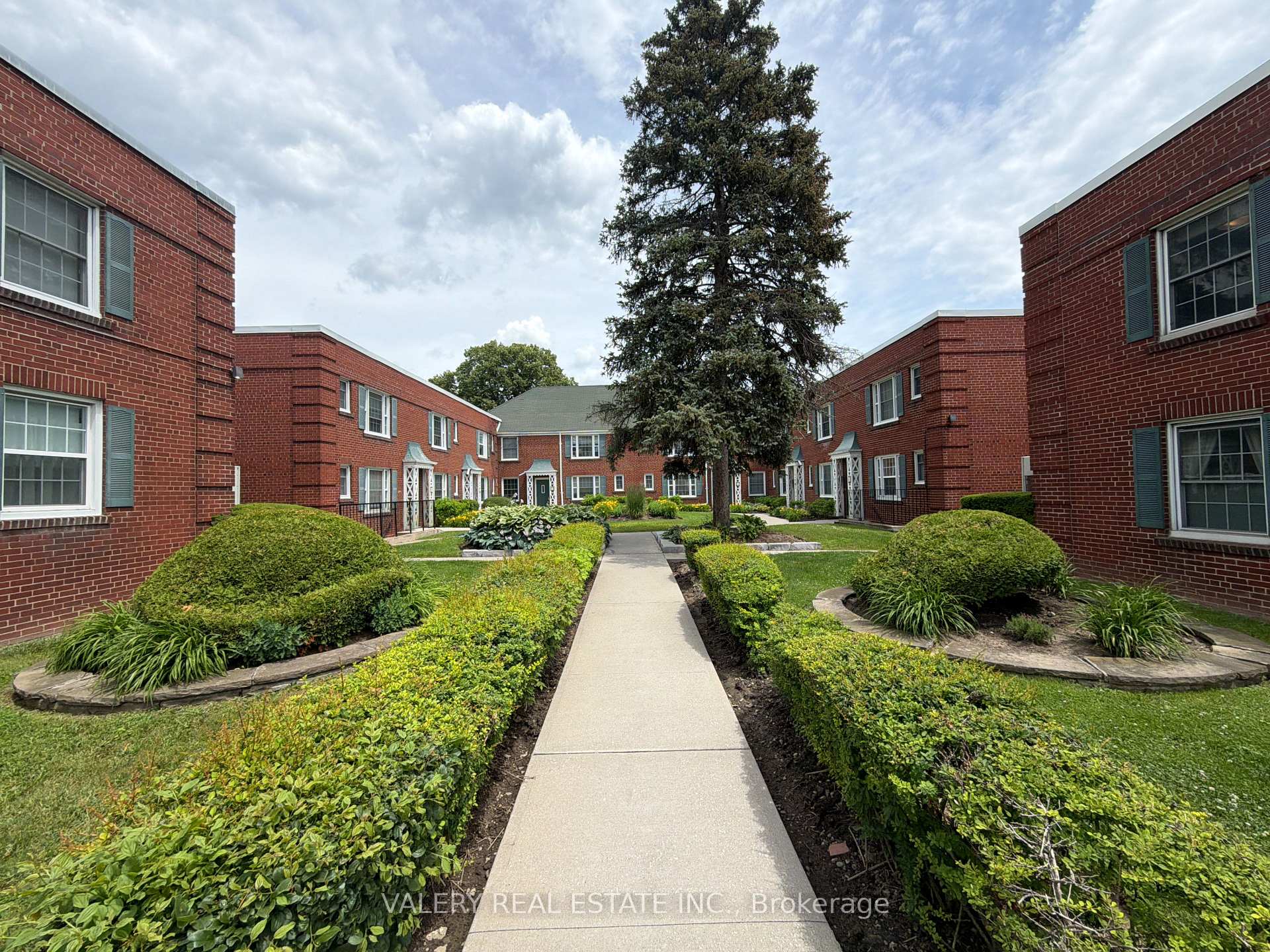 Photo 2 of Unit L05, 1365 Bayview Avenue, Toronto, Leaside — HOMEH