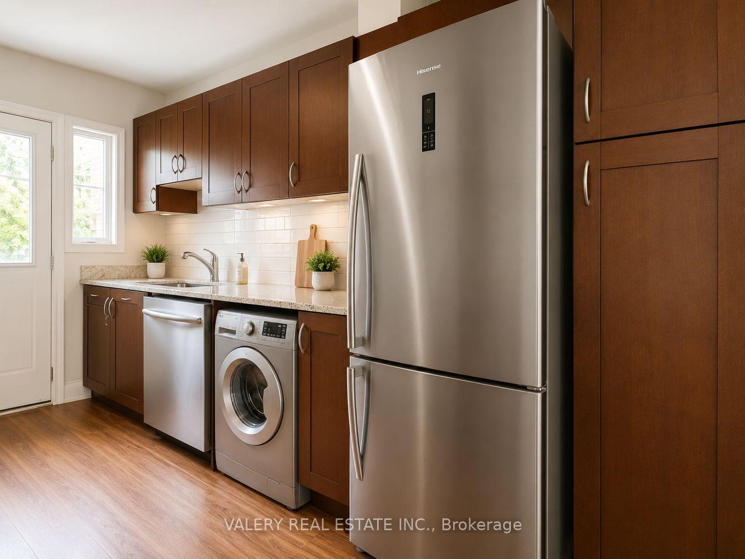 Photo 4 of Unit L05, 1365 Bayview Avenue, Toronto, Leaside — HOMEH