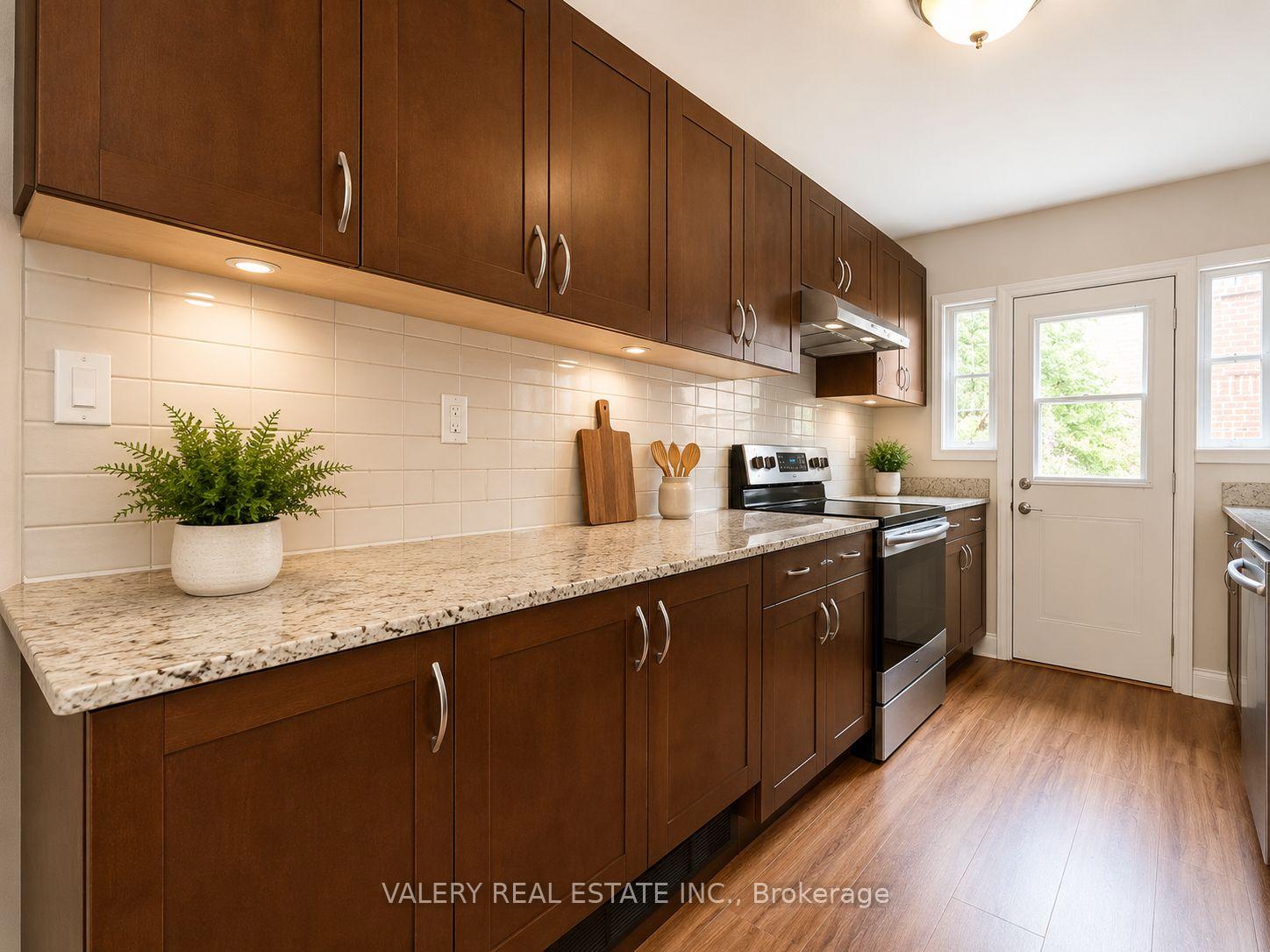 Photo 5 of Unit L05, 1365 Bayview Avenue, Toronto, Leaside — HOMEH