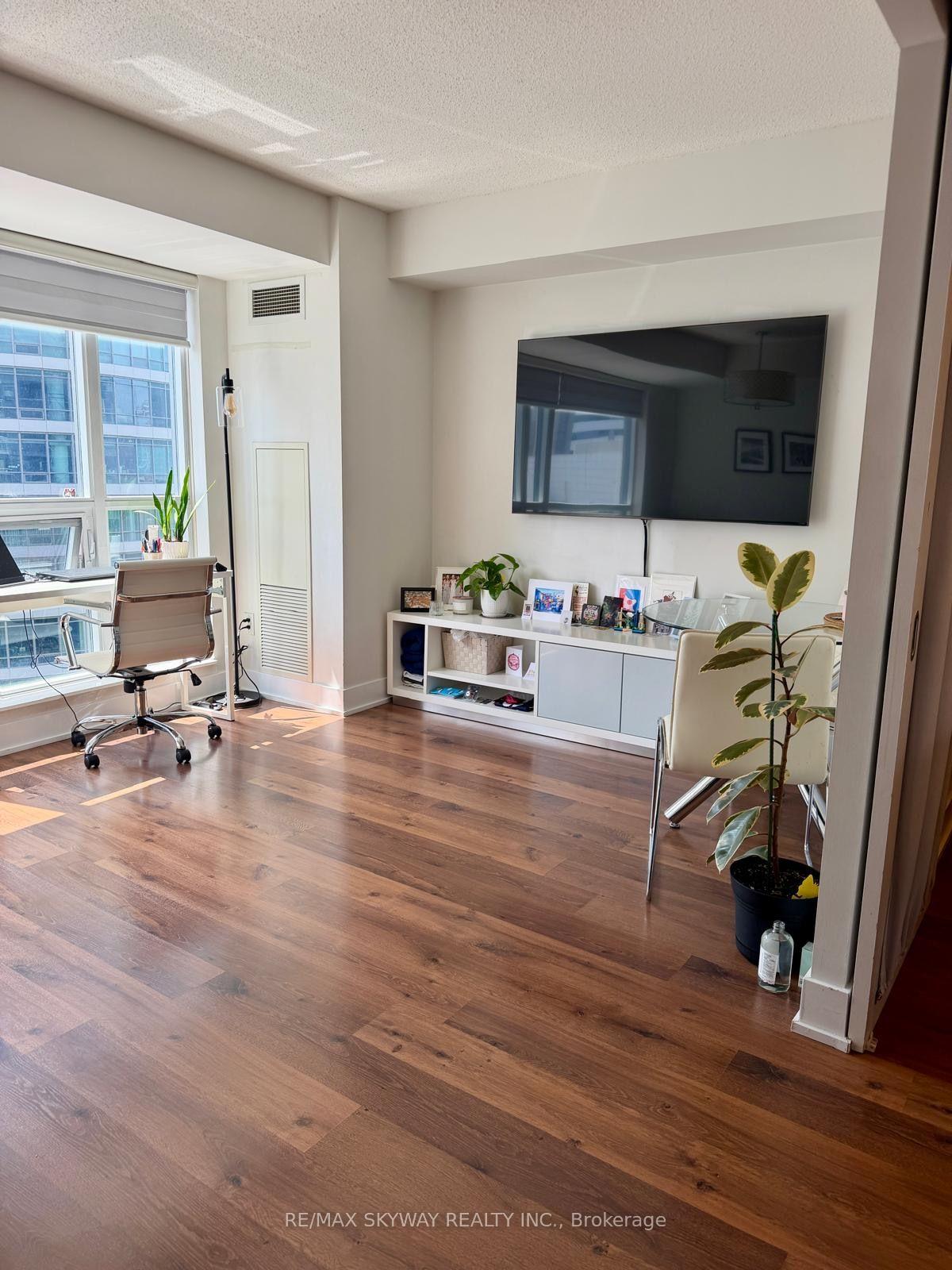 Photo 2 of Unit 919, 20 Blue Jays Way, Toronto, Waterfront Communities — HOMEH
