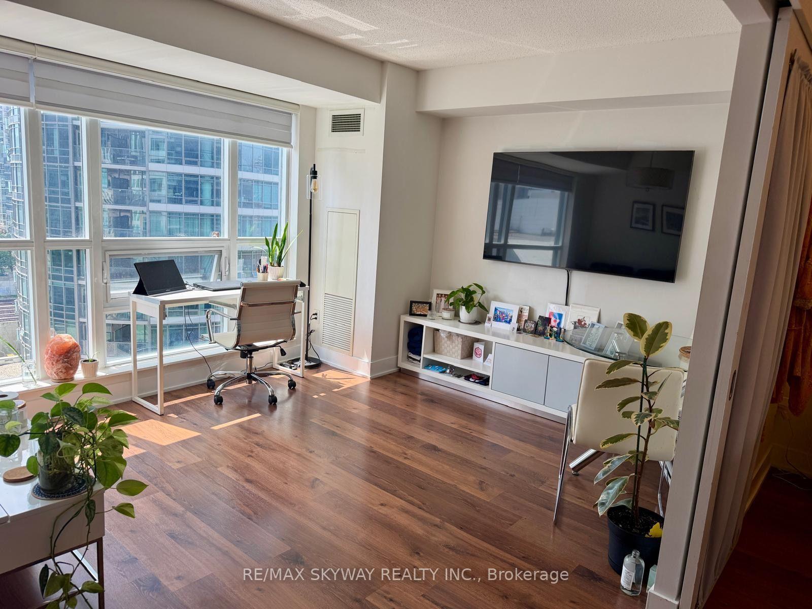 Photo 3 of Unit 919, 20 Blue Jays Way, Toronto, Waterfront Communities — HOMEH