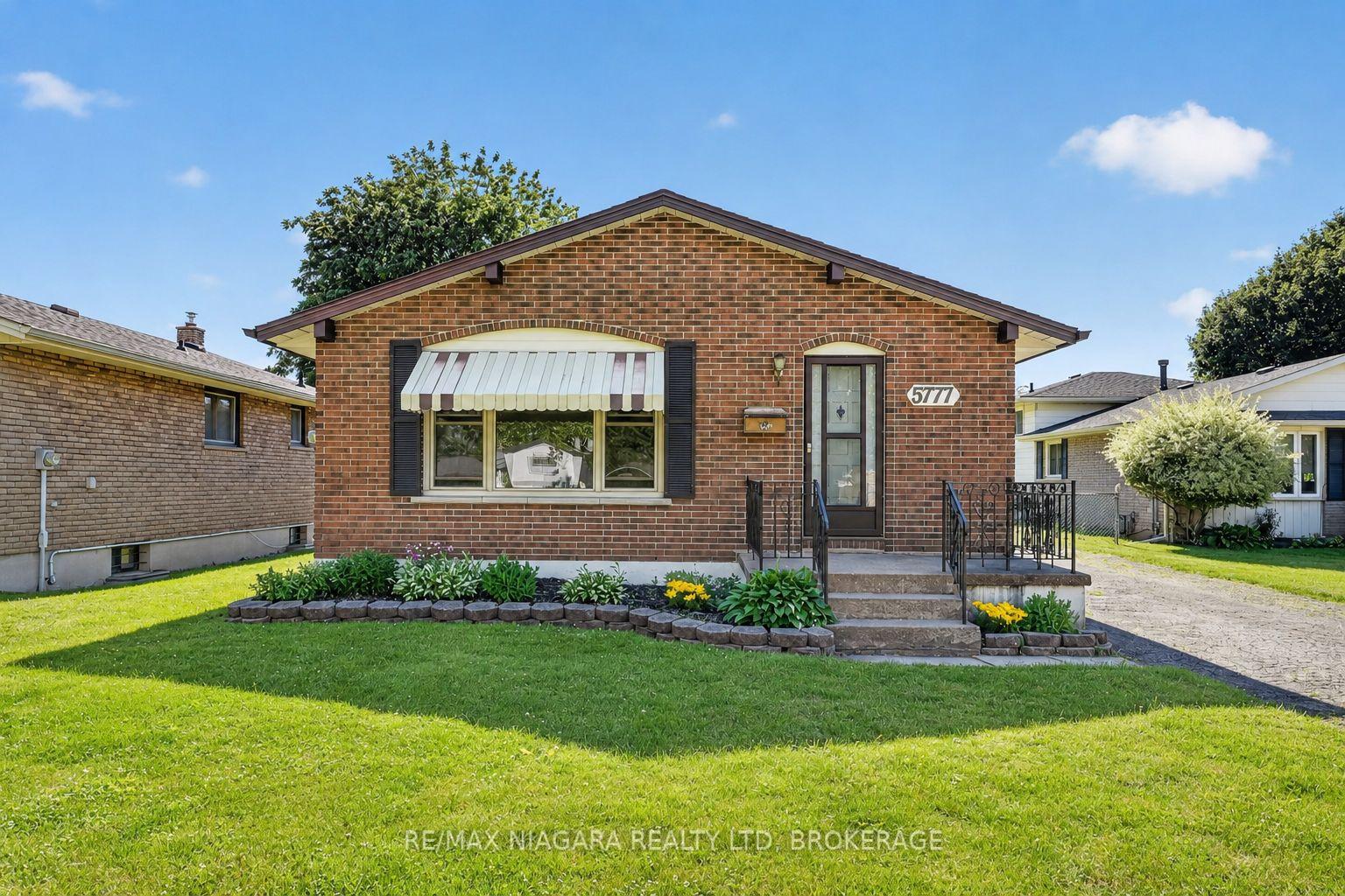 Front of 5777 Sunnylea Crescent