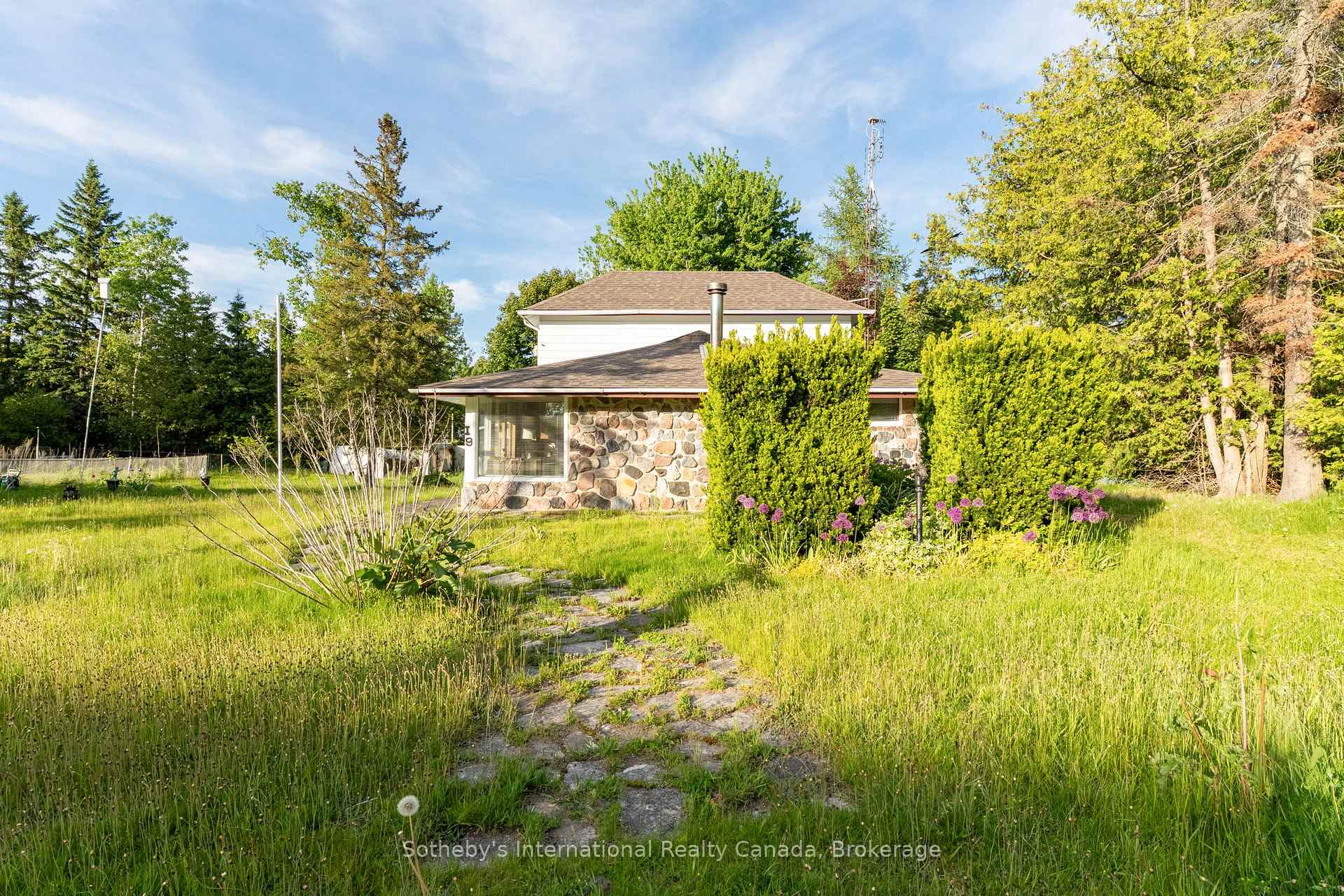 Photo 6 of 19 62nd Street S, Wasaga Beach — HOMEH