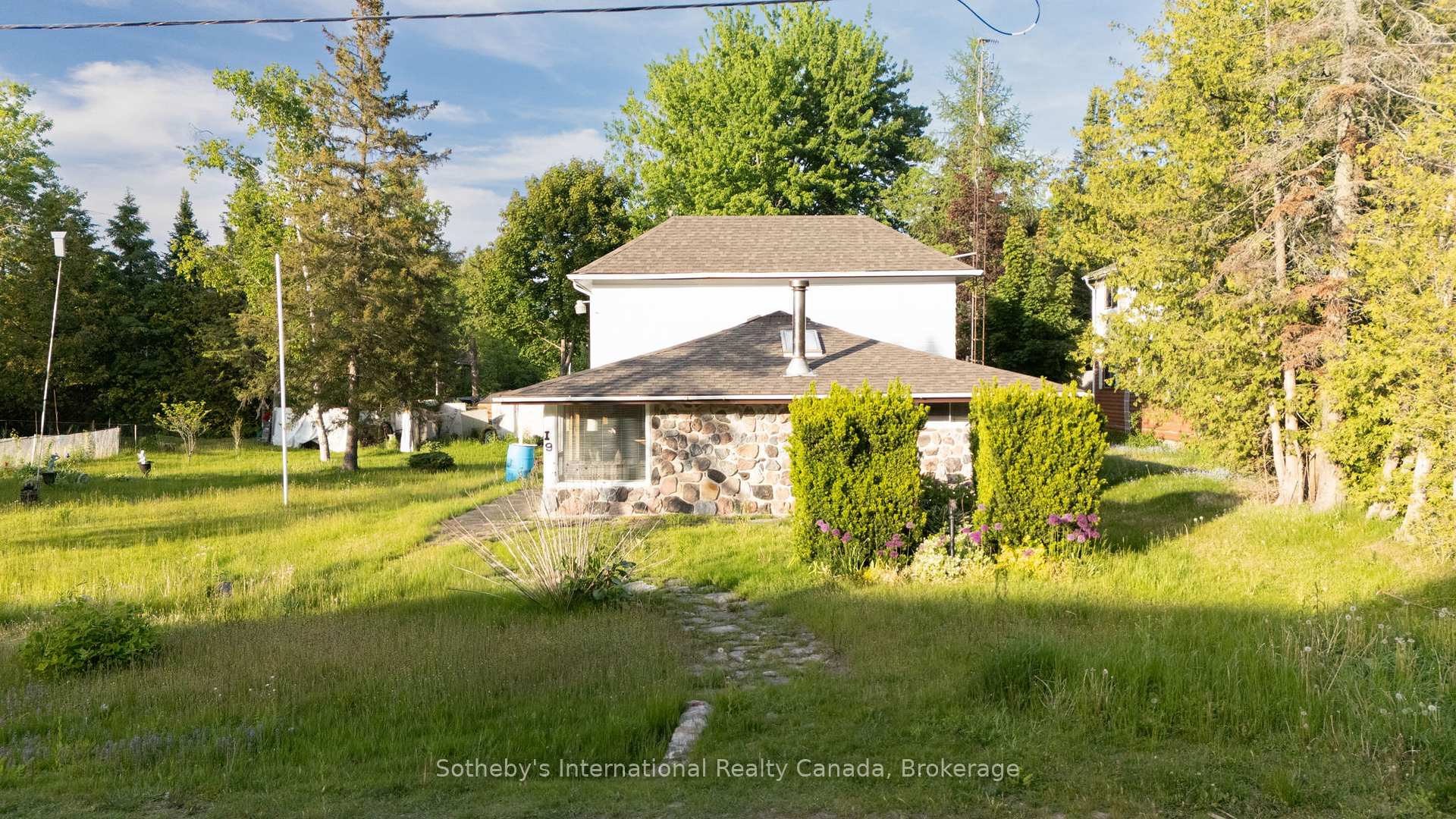Photo 8 of 19 62nd Street S, Wasaga Beach — HOMEH